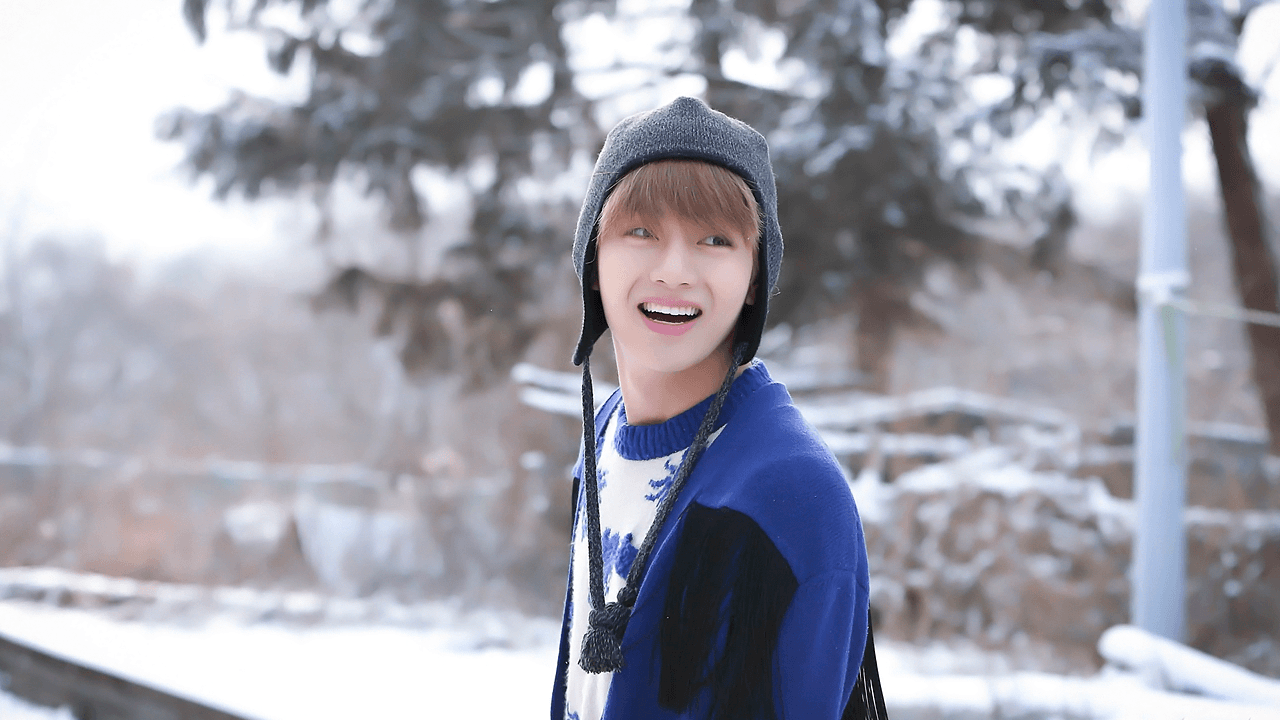 BTS V sorridente nella neve, 1280x720 HD, Desktop