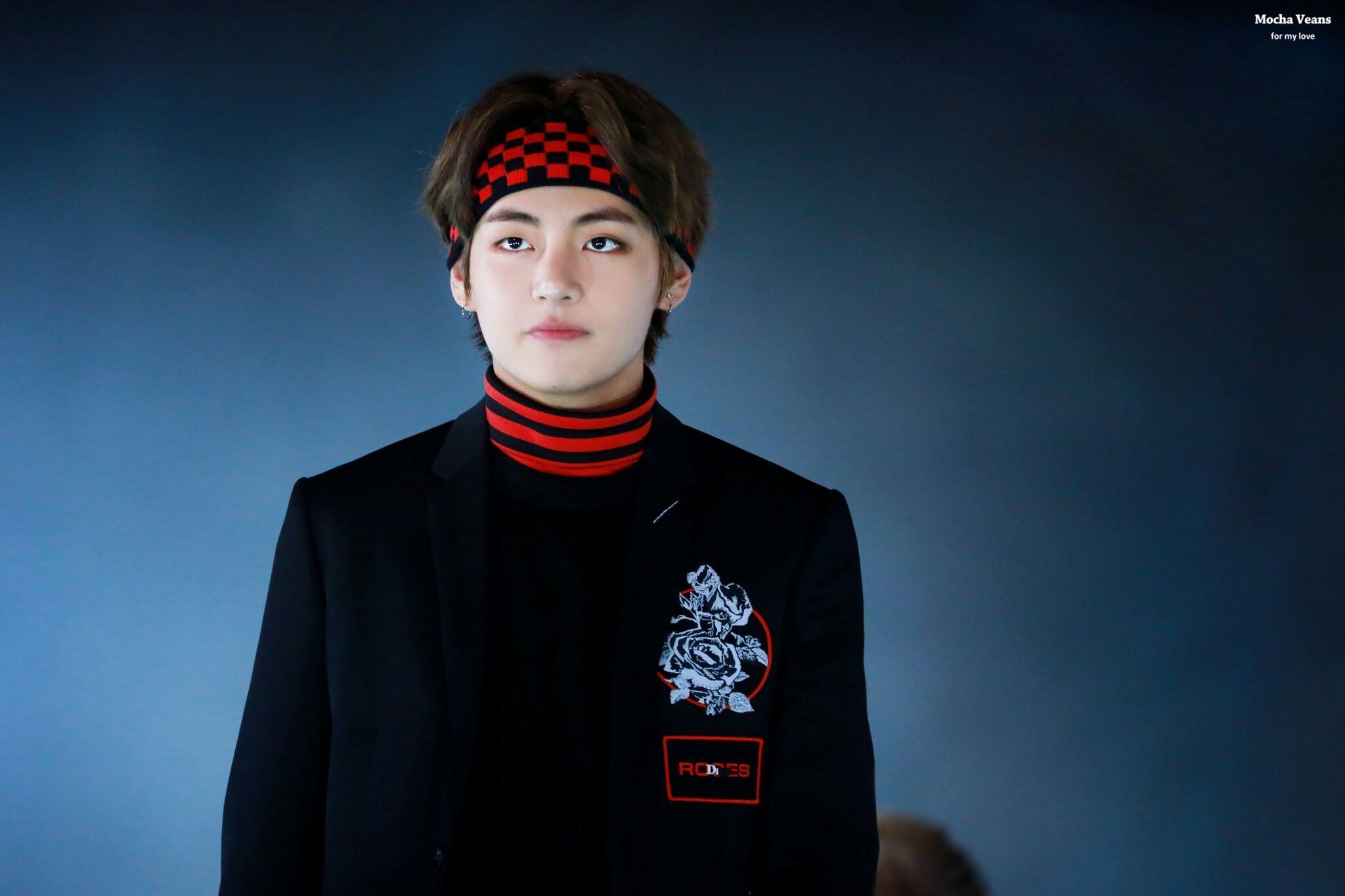 Taehyung BTS fascia rossa, 2048x1365 2K, Desktop
