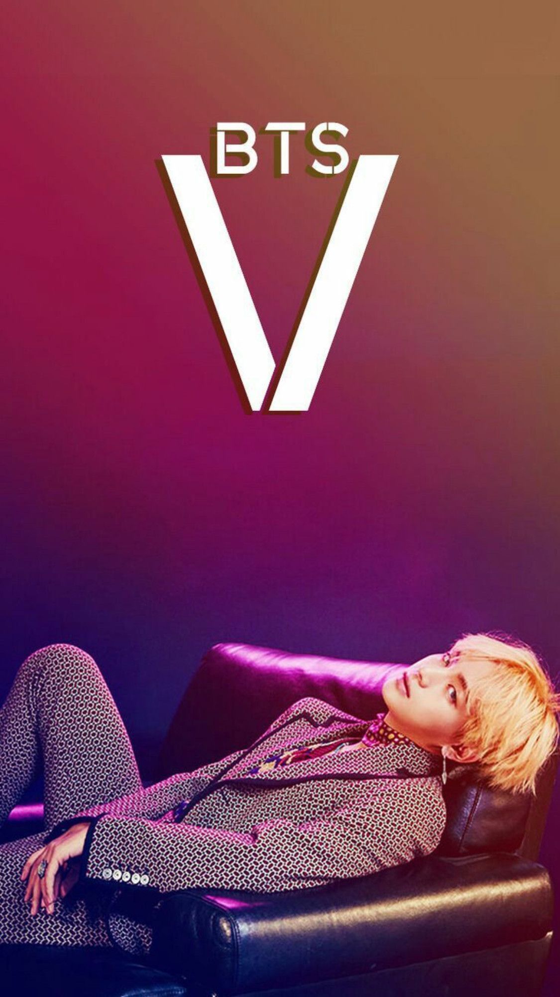 BTS V uomo su divano, 1125x2001 Verticale, Mobile