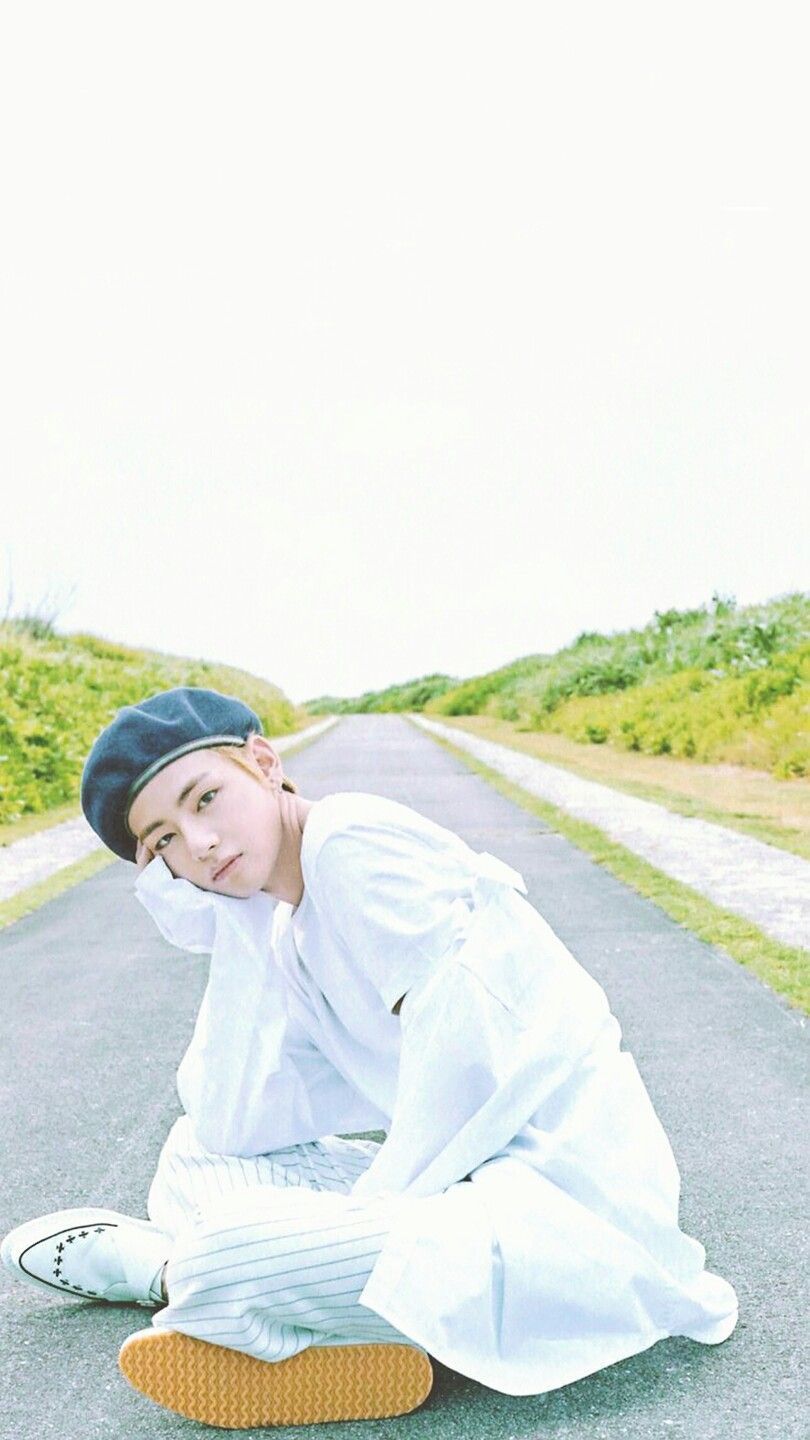 BTS V seduto strada, 810x1440 Verticale, Xiaomi
