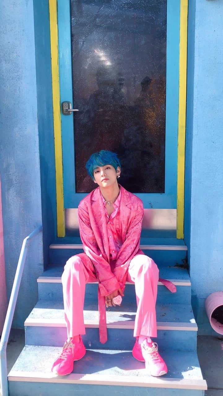 BTS V capelli blu abito rosa, 720x1280 Full HD Verticale, Smartphone