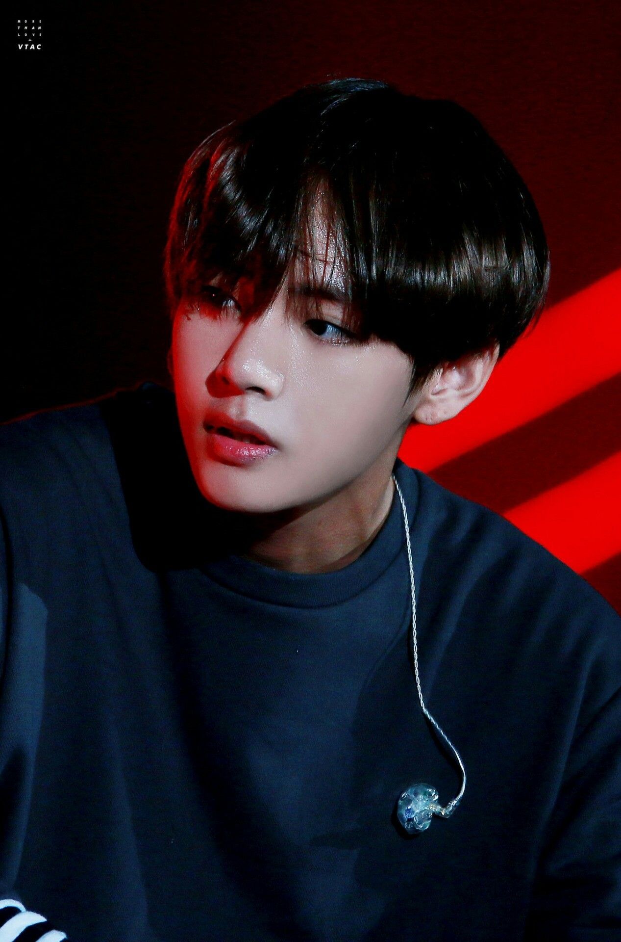 BTS V ritratto sfondo rosso, 1267x1920 Verticale, Mobile