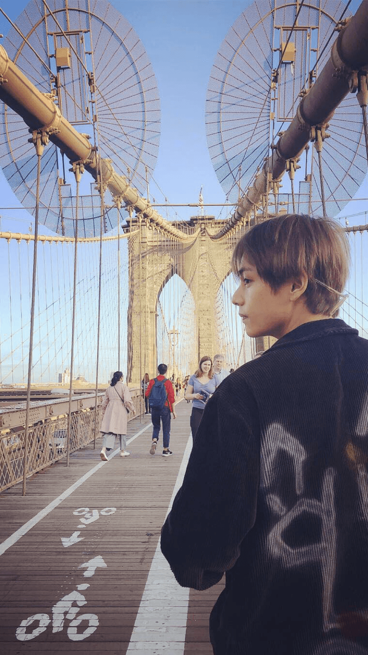 Ragazzo su ponte Brooklyn, 750x1334 Full HD Verticale, Smartphone