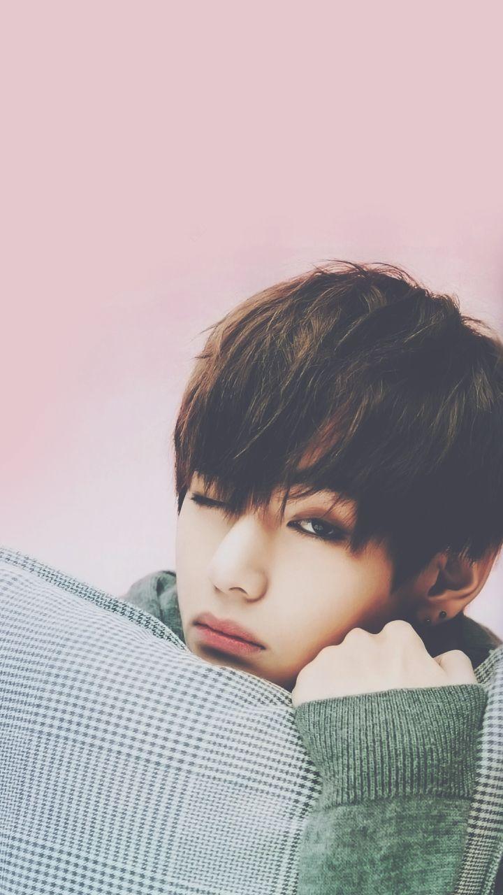 BTS V su cuscino, gruppo K-pop, 720x1280 Verticale, Telefono