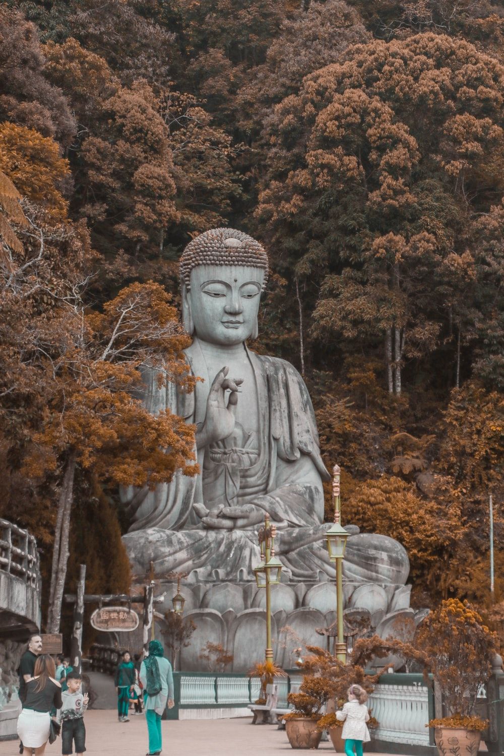 Statua Buddha tra foglie autunnali, 1000x1500 Verticale, Mobile