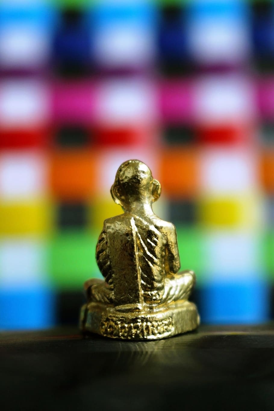 Statuetta Buddha dorata sfondo colorato, 910x1365 Verticale, OnePlus