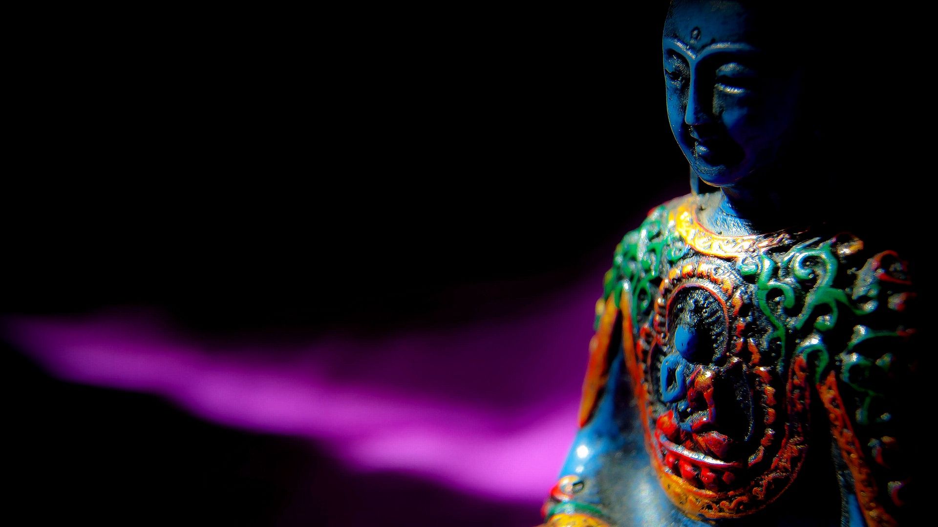 Statua Buddha colorata sfondo nero, 1920x1080 Full HD, Desktop