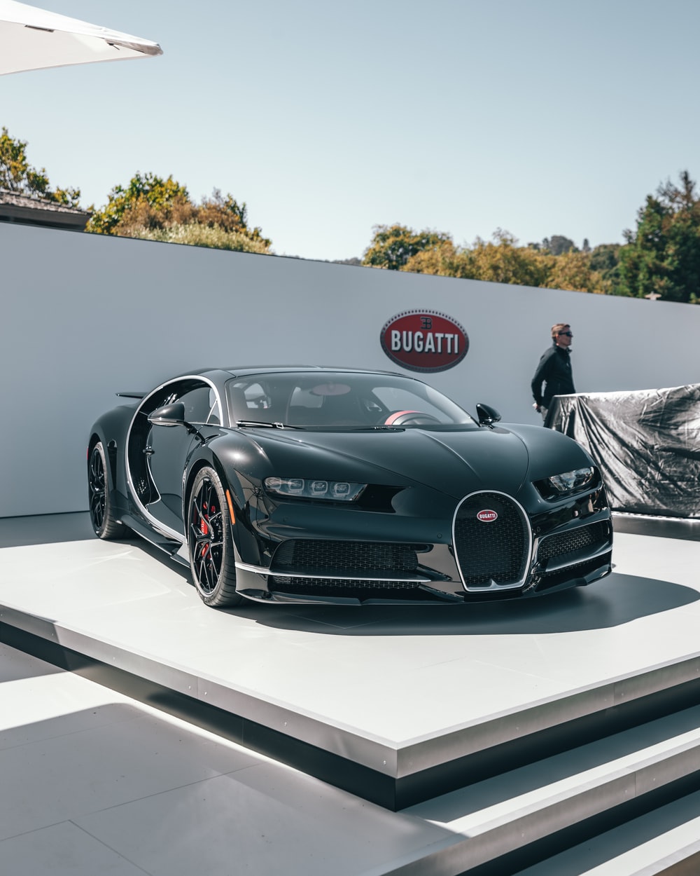 Bugatti nera in esposizione, 1000x1250 Verticale, Telefono