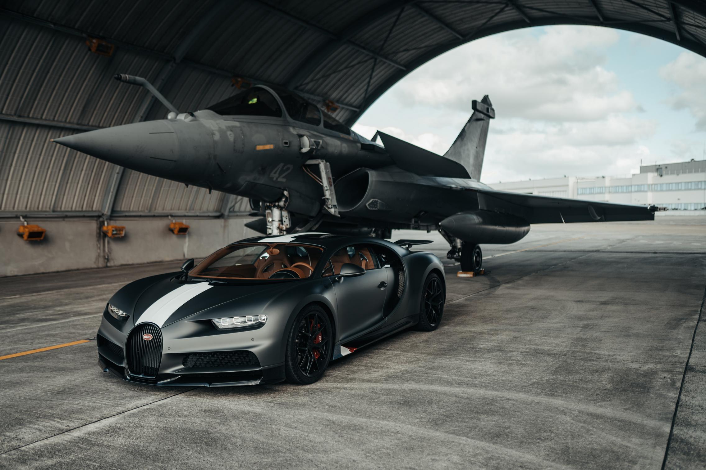 Bugatti Chiron e jet militare, 2272x1515 Hi-Res, Desktop