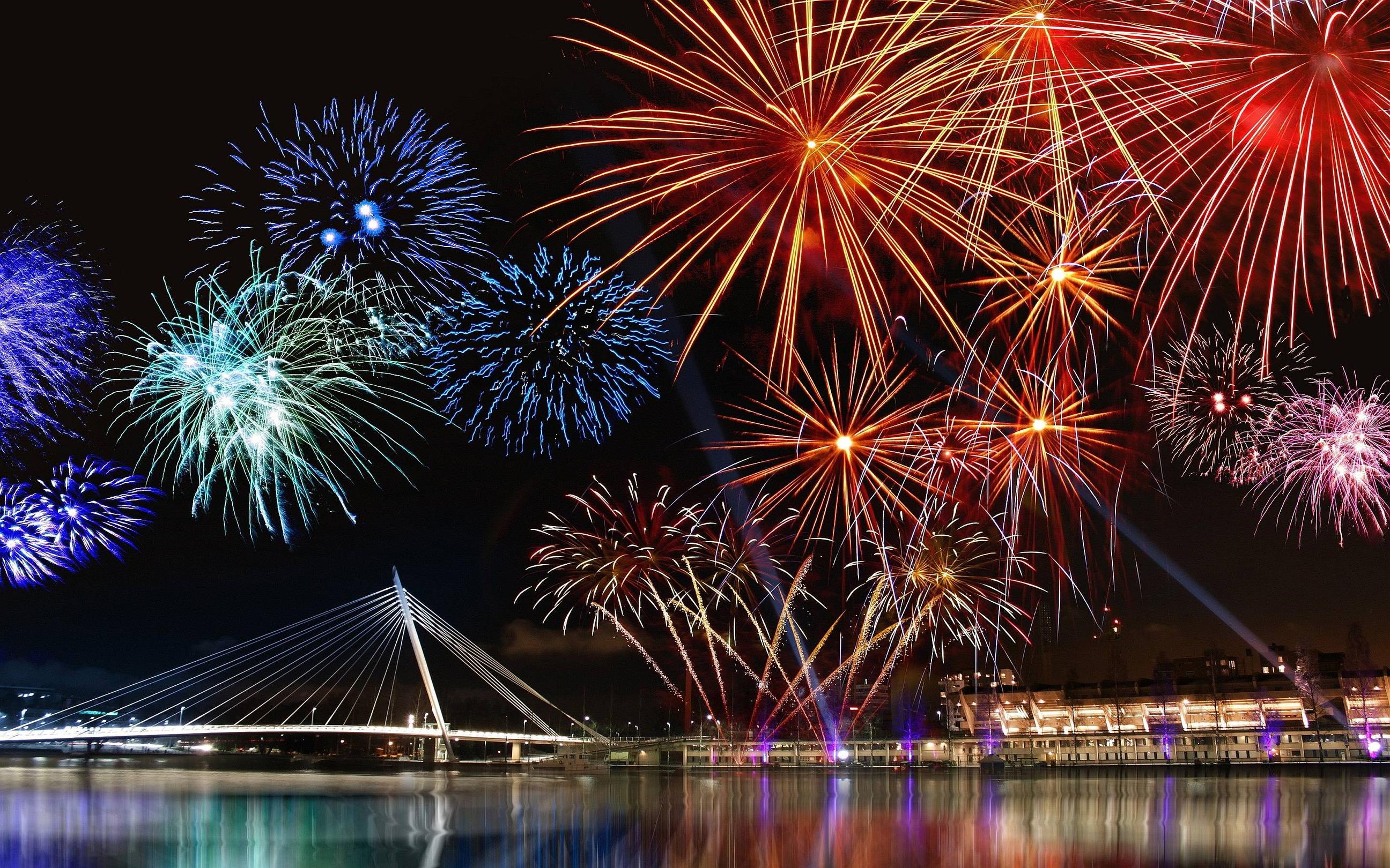 Fuochi d'artificio su ponte notturno, 2592x1620 WQXGA, Monitor Gaming