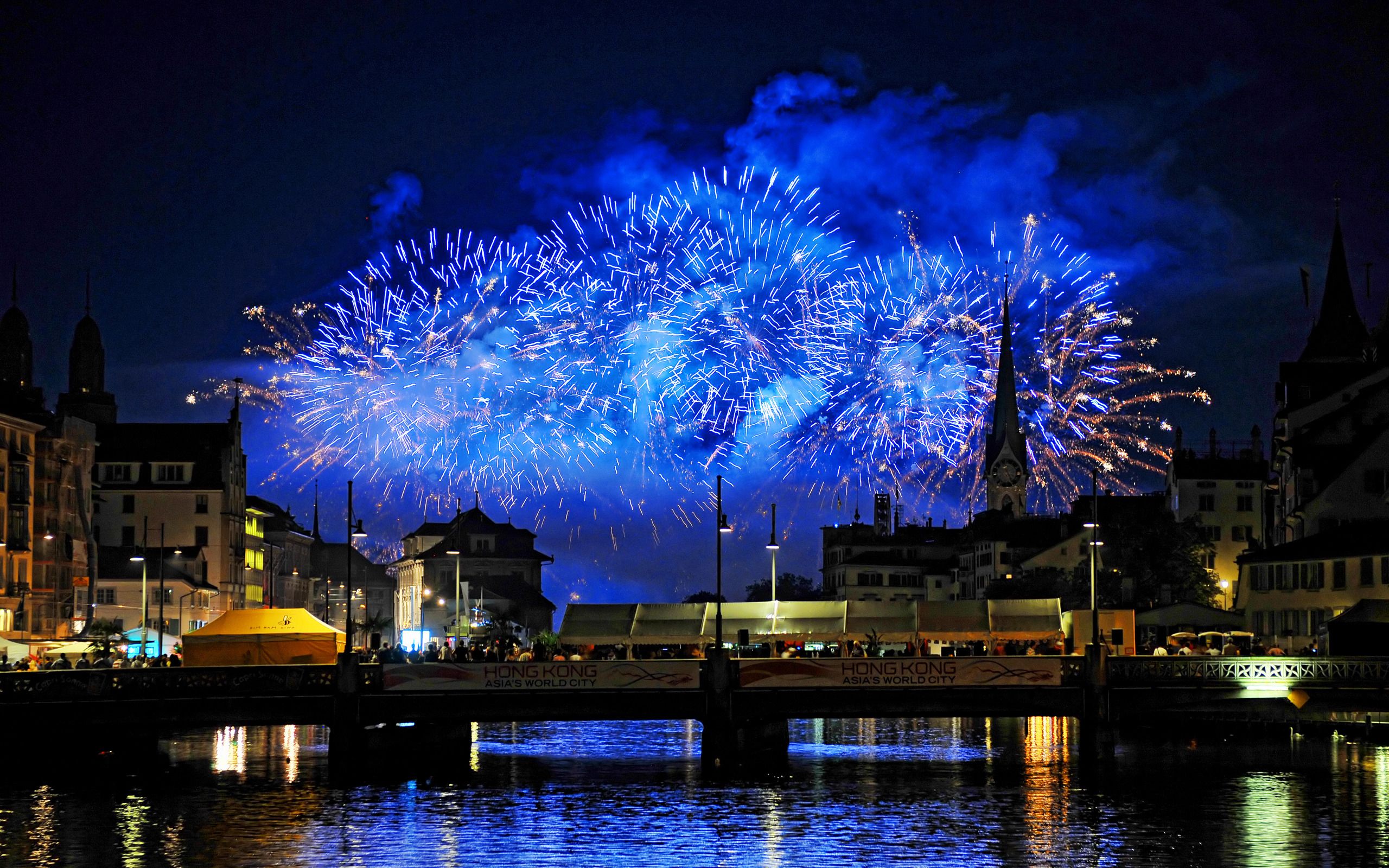 Fuochi d'artificio blu città notturna, 2560x1600 2K+, Desktop