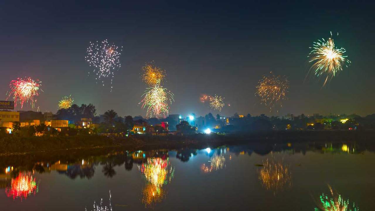 Fuochi d'artificio notte su lago, 1280x720 720p, Laptop