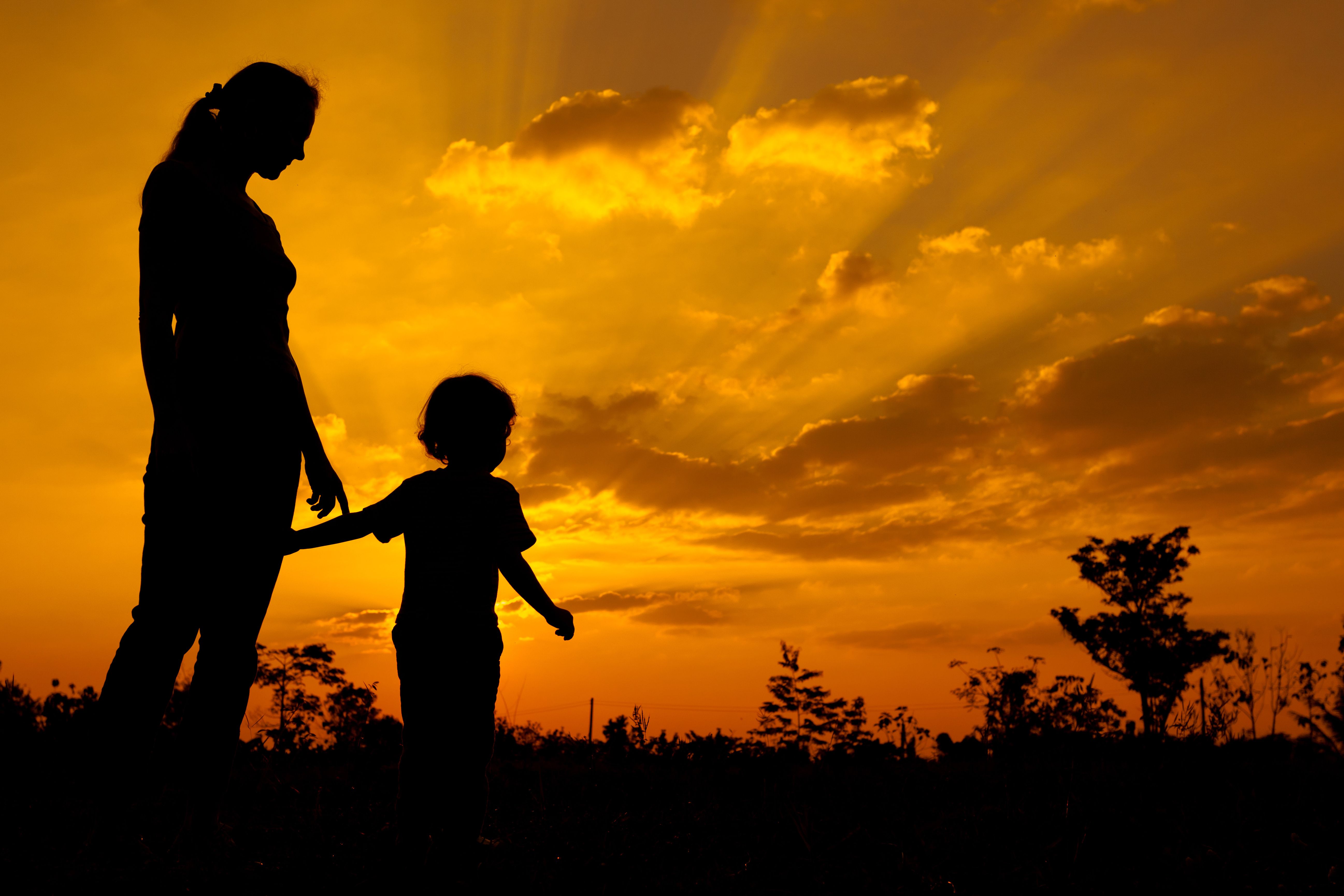 Silhouette madre e figlio tramonto, 5189x3459 4K Ultra HD, Monitor 4K