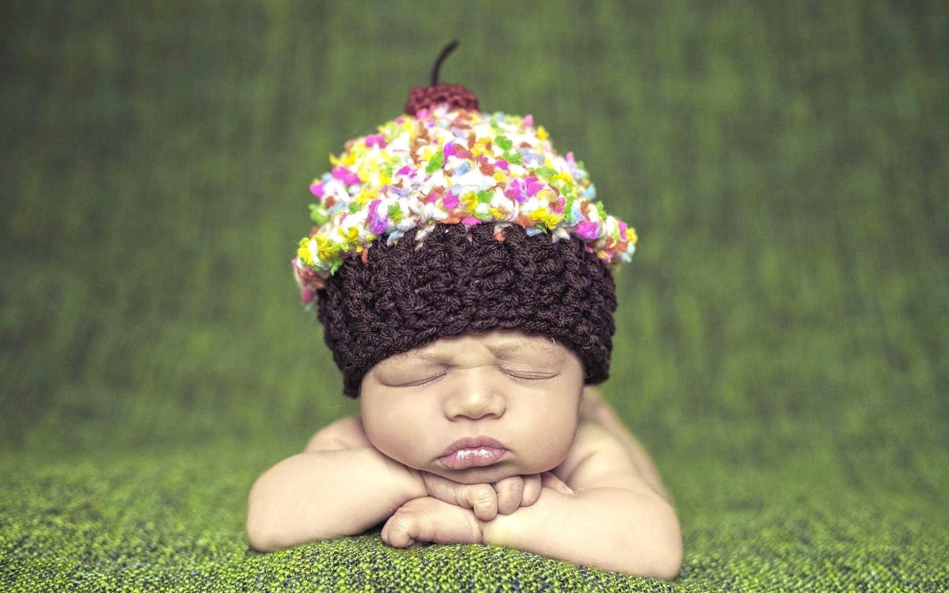 Neonato che dorme con cappellino cupcake, 1920x1200 Full HD+ WUXGA, Desktop