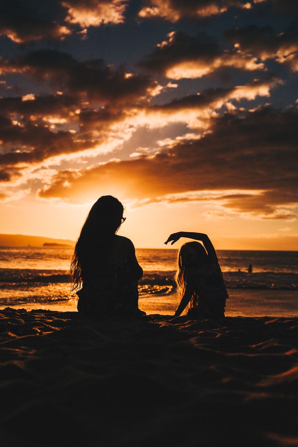 Silhouette madre figlia tramonto spiaggia, 1000x1500 Full HD Verticale, Smartphone