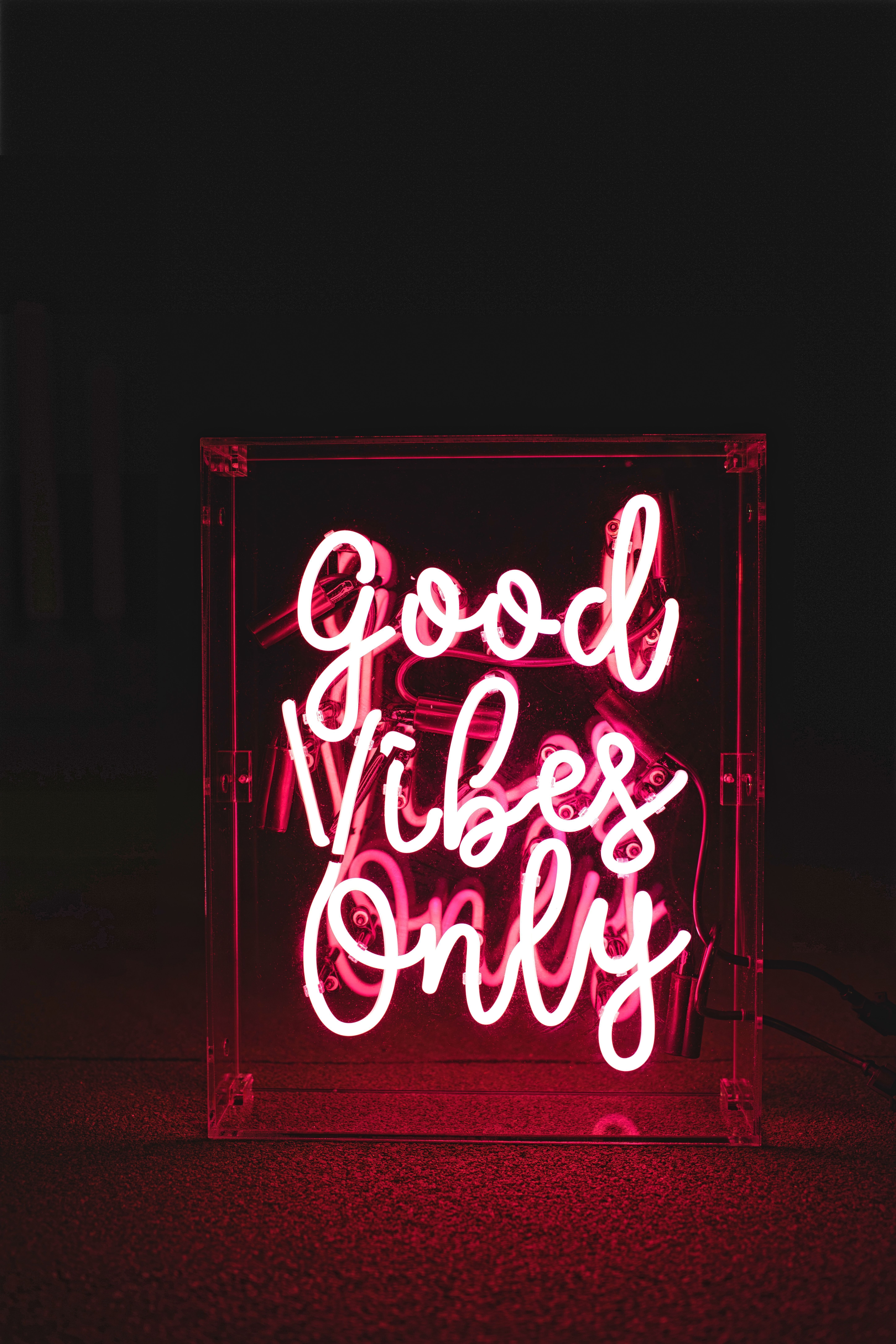 Insegna neon rosa Good Vibes Only, 5792x8688 Verticale, Telefono