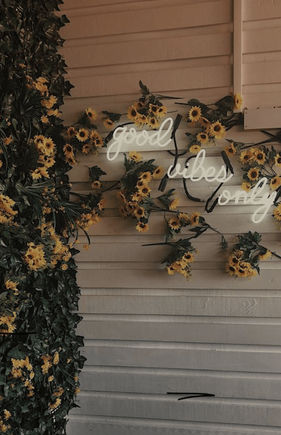 Insegna neon good vibes con girasoli, 898x1386 Full HD Verticale, iPhone