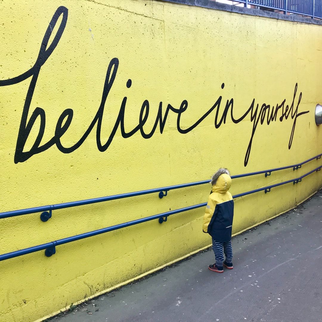 Muro giallo scritta believe in yourself, 1080x1080 HD, Laptop