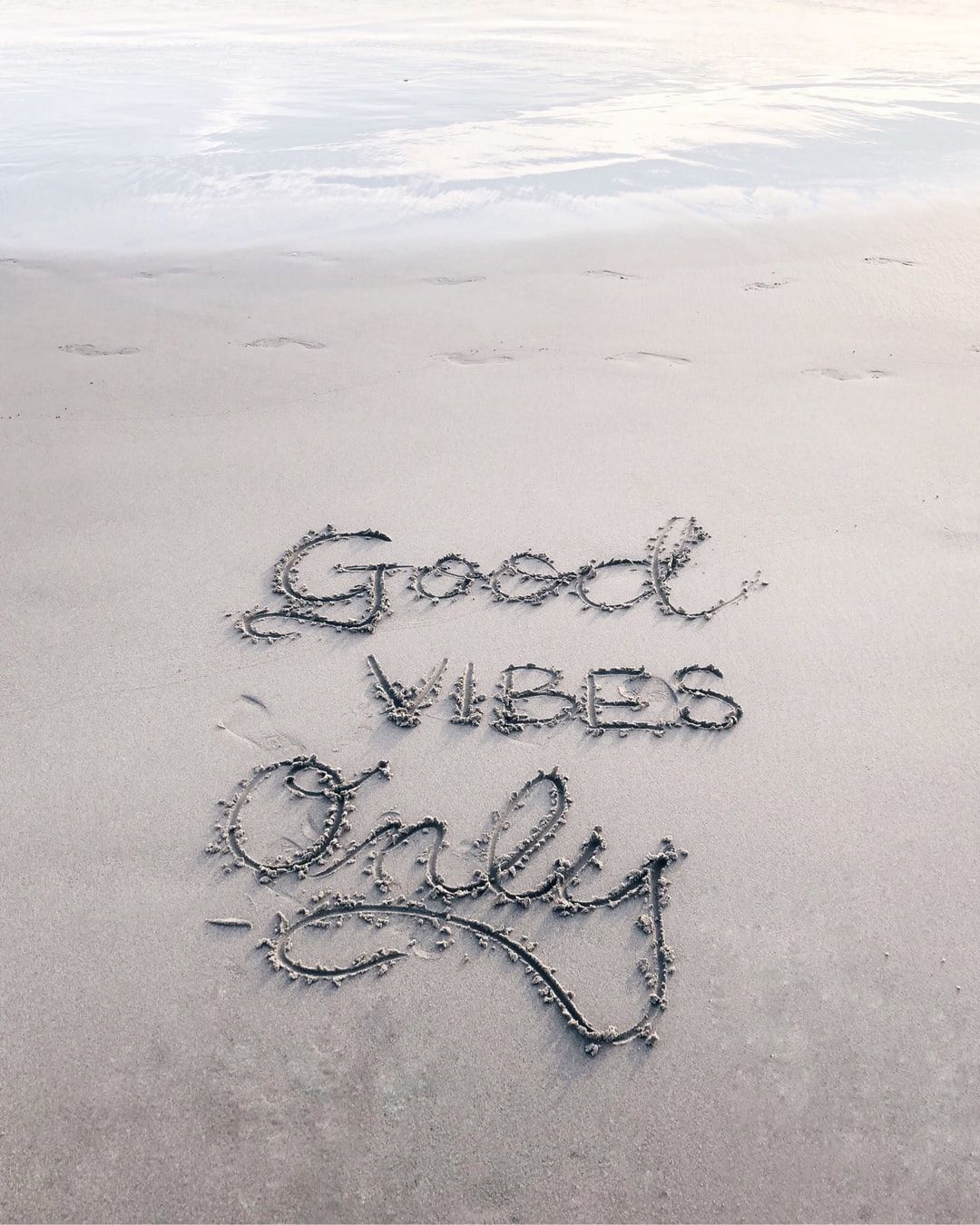 Scritta Good Vibes Only sabbia, 1080x1350 Verticale, Telefono