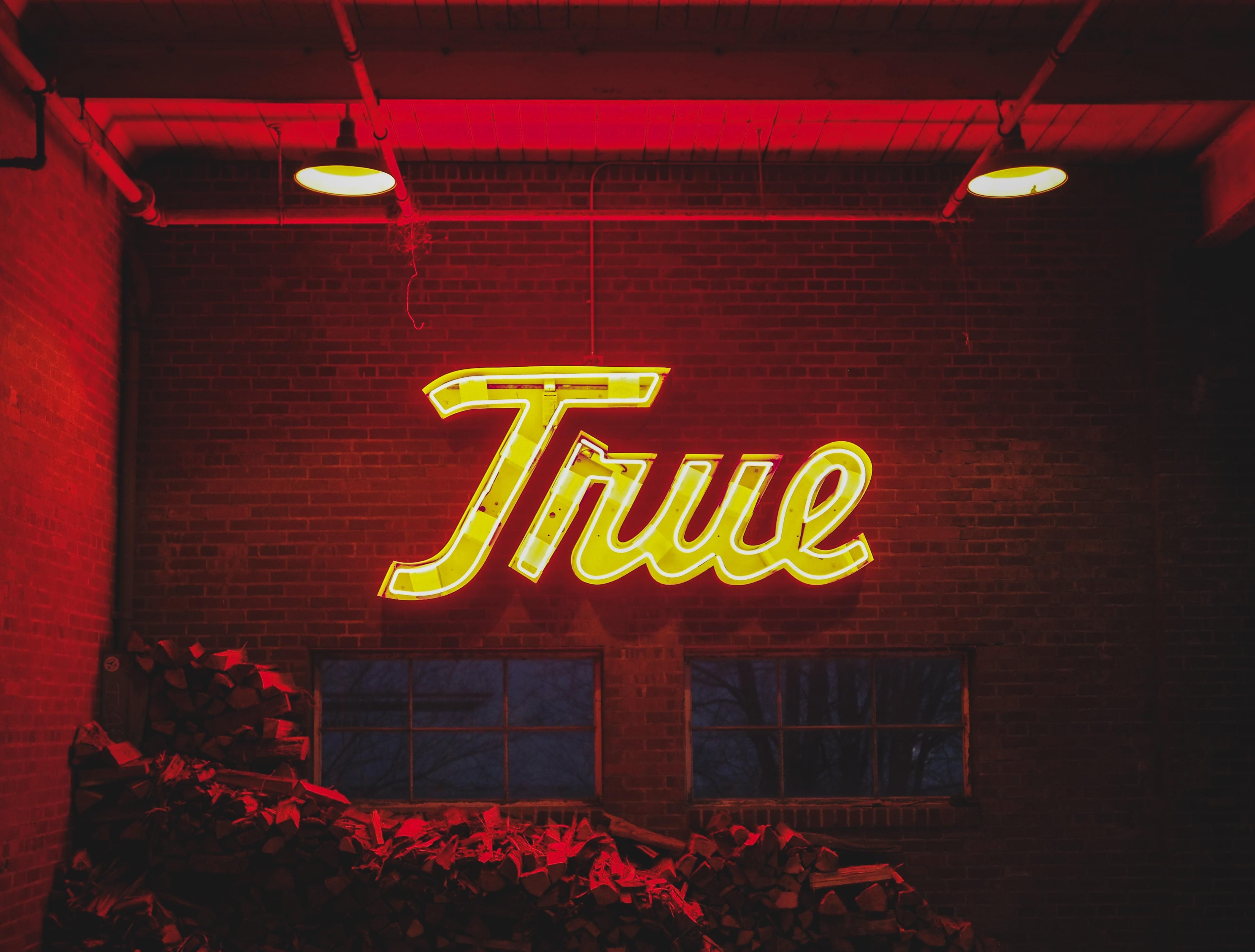 Insegna neon gialla True, 4555x3456 Ultra HD, 4K TV