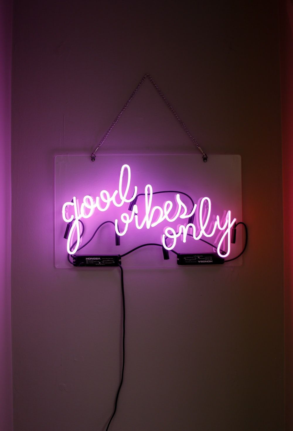 Insegna neon rosa good vibes only, 1000x1470 Full HD Verticale, iPhone