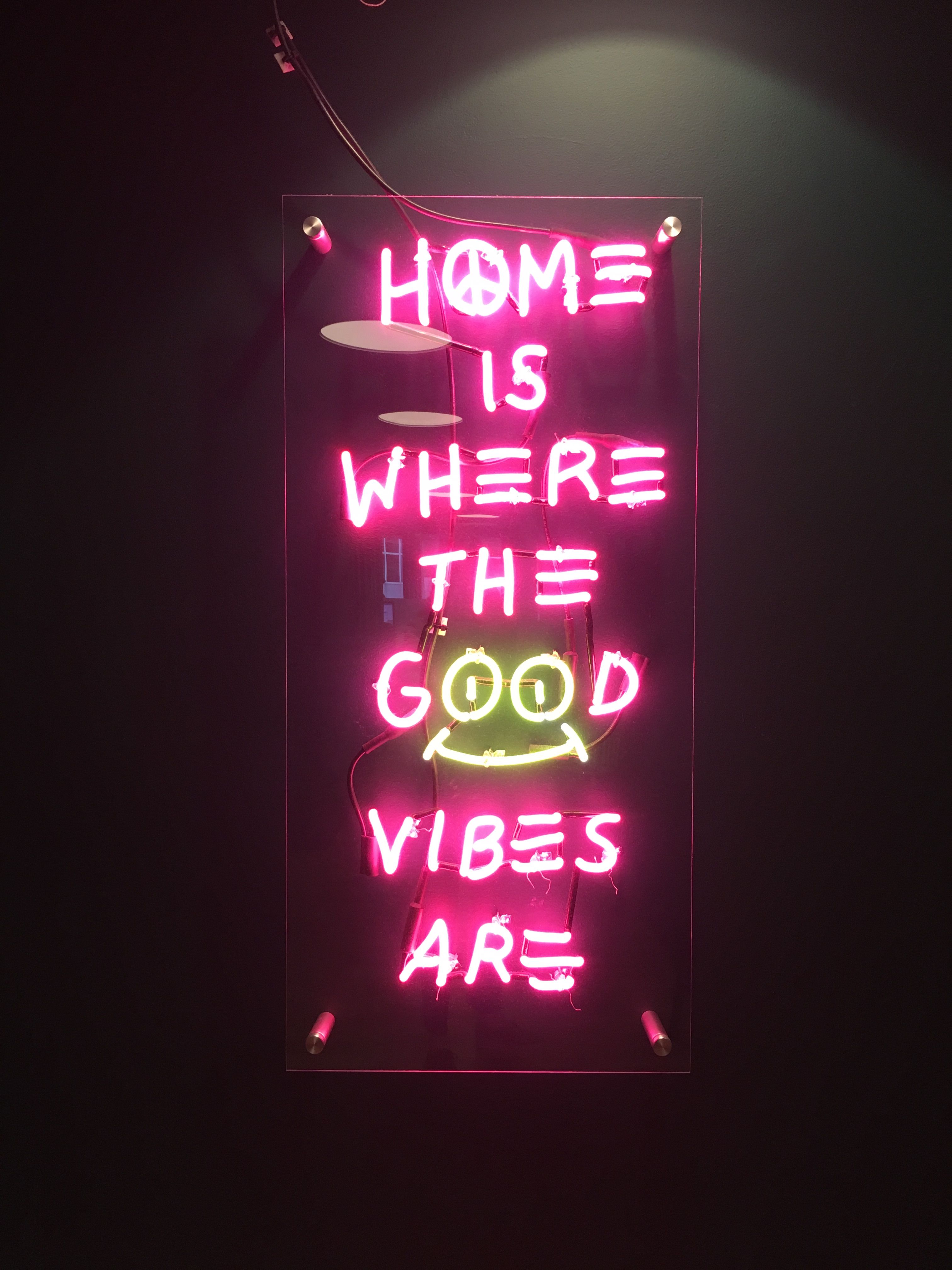 Insegna neon rosa Good Vibes, 3024x4032 Verticale, OnePlus