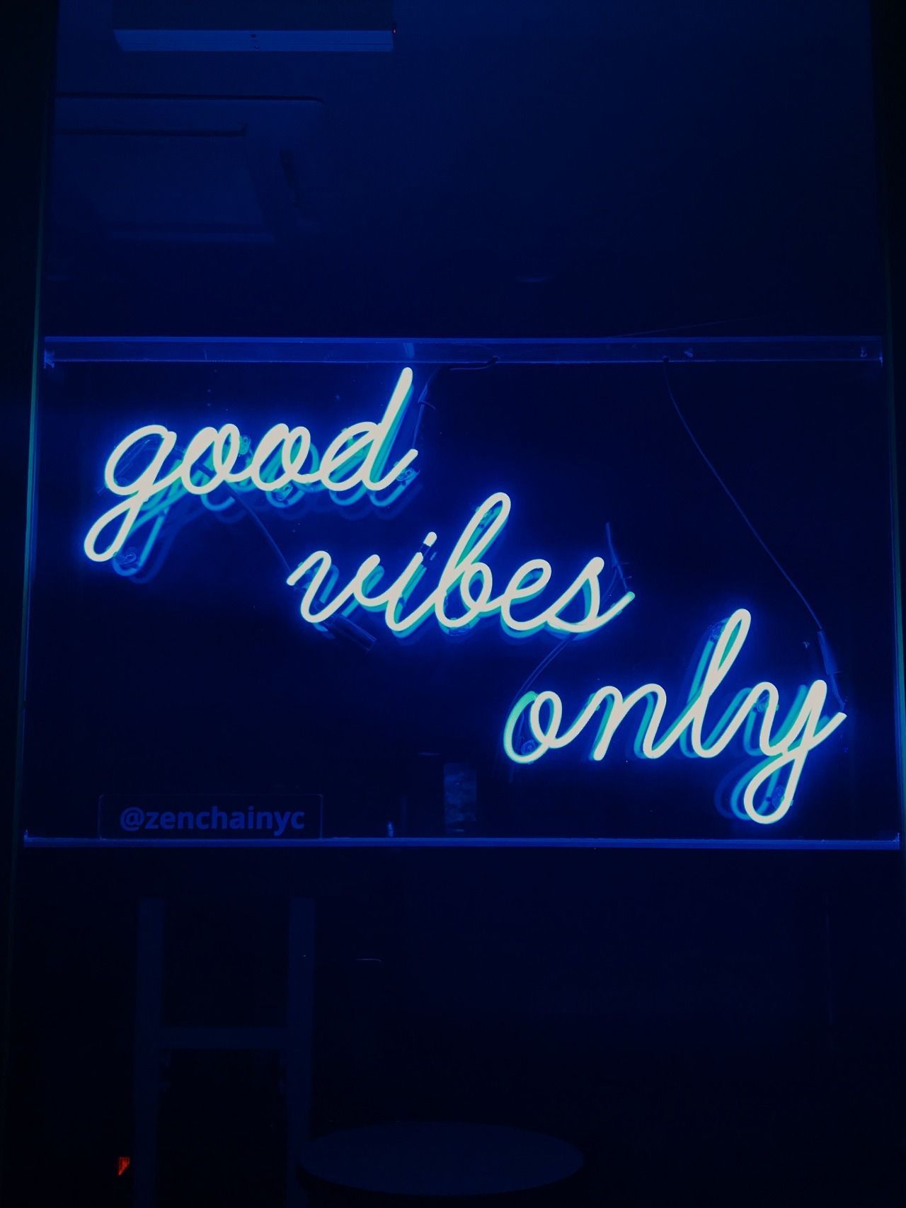 Insegna neon blu good vibes, 1280x1707 Full HD Verticale, Smartphone