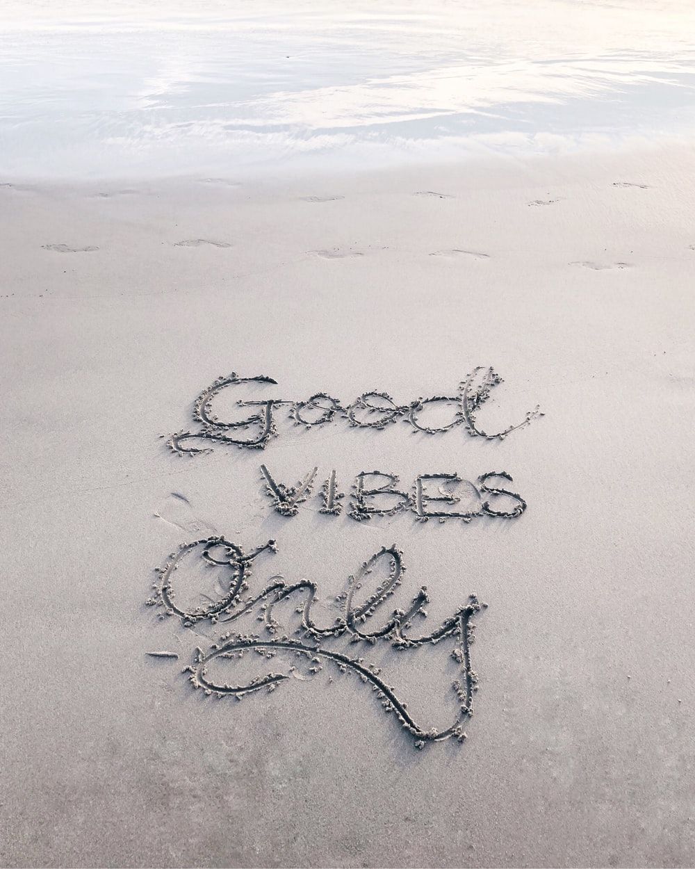 Good Vibes Only scritta sabbia, 1000x1250 Verticale, Telefono