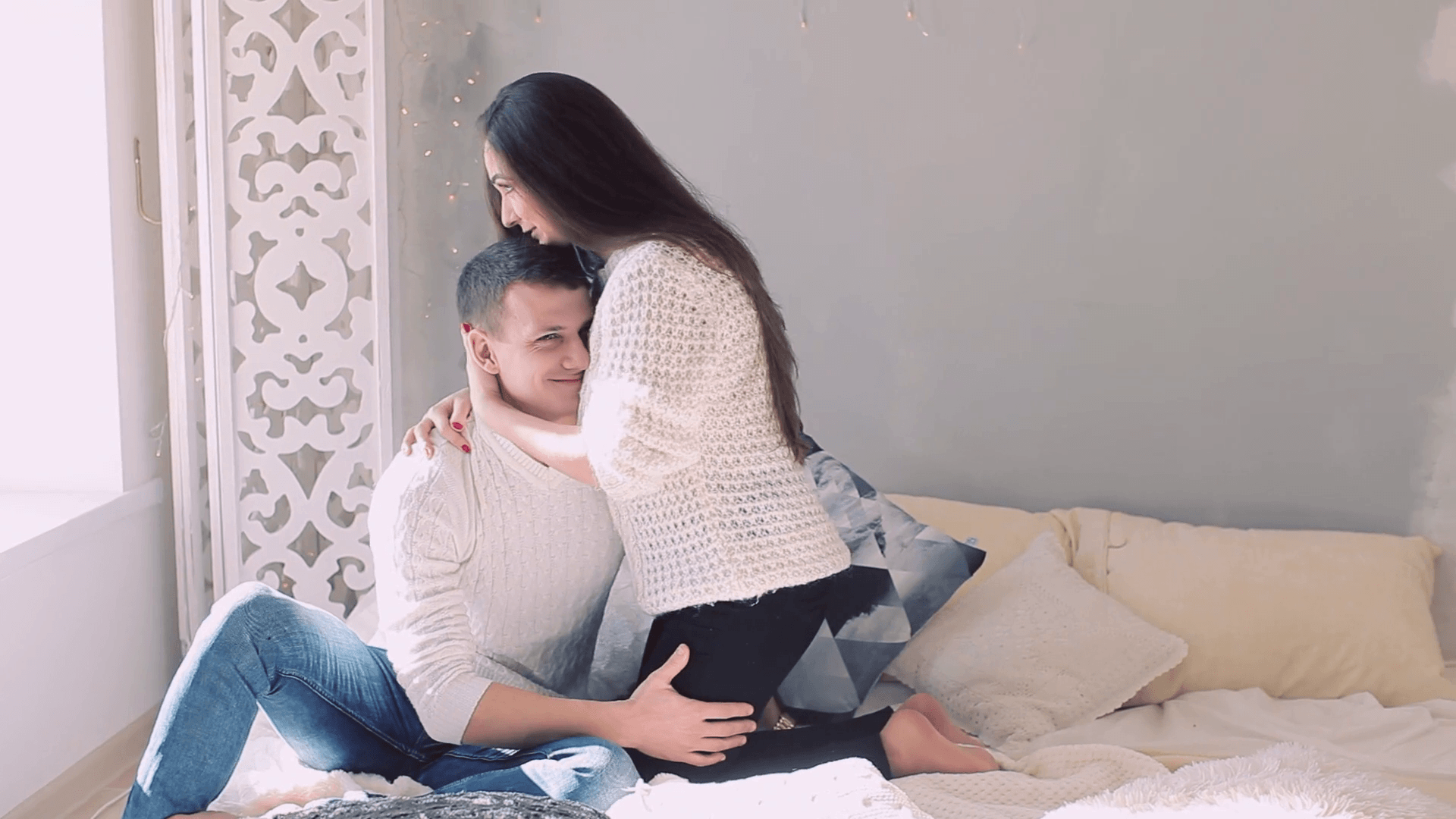 Coppia si abbraccia sul letto, 1920x1080 1080p, Laptop