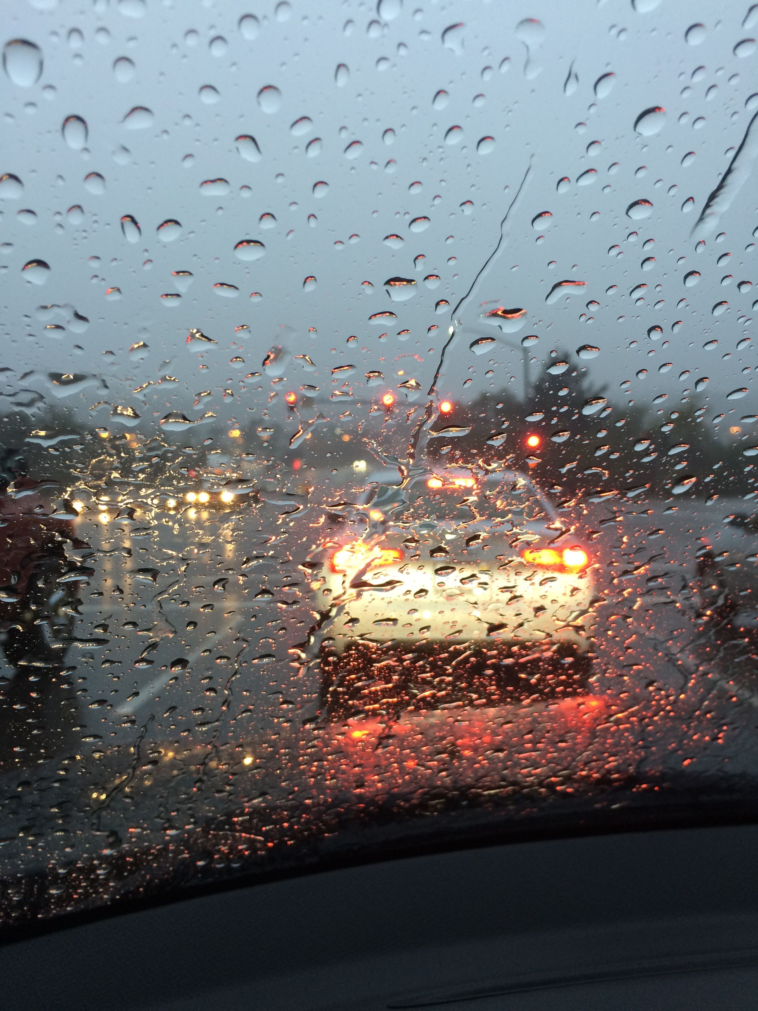 Gocce pioggia parabrezza auto traffico, 2448x3264 Full HD Verticale, Smartphone