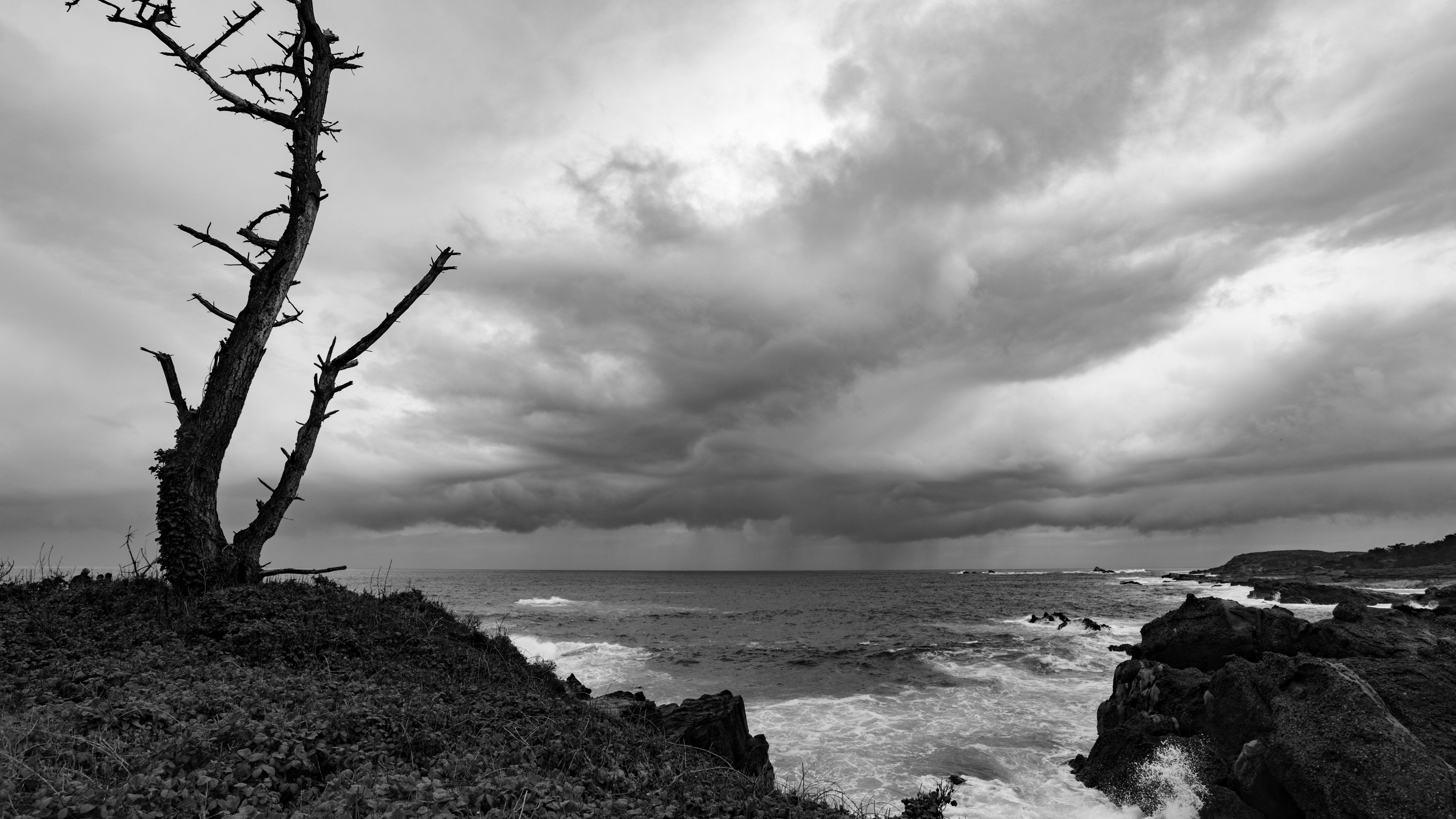 Costa rocciosa tempestosa bianco nero, 3840x2160 UHD, PC 4K