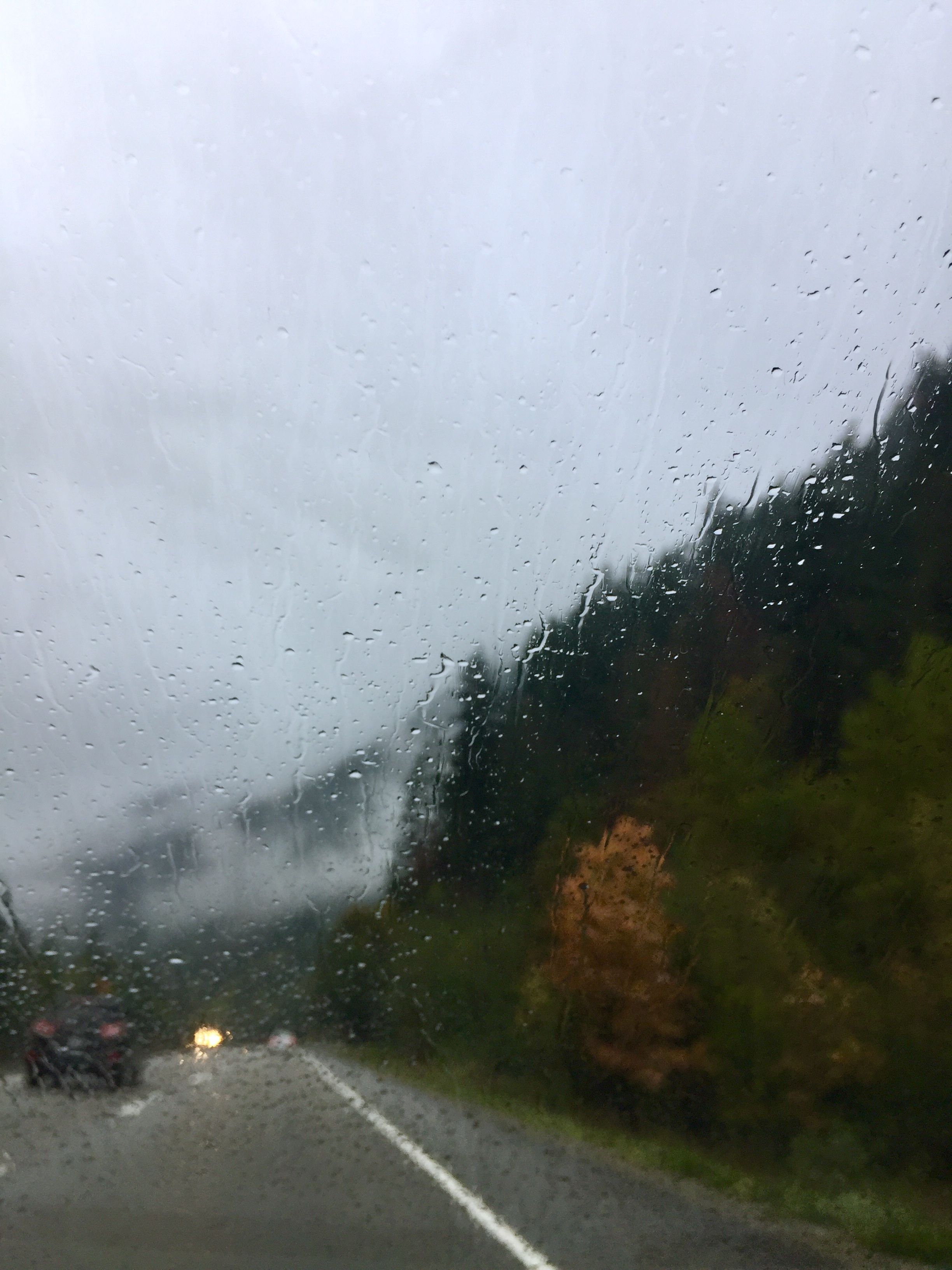 Strada di montagna sotto pioggia, 2448x3264 Verticale, POCO