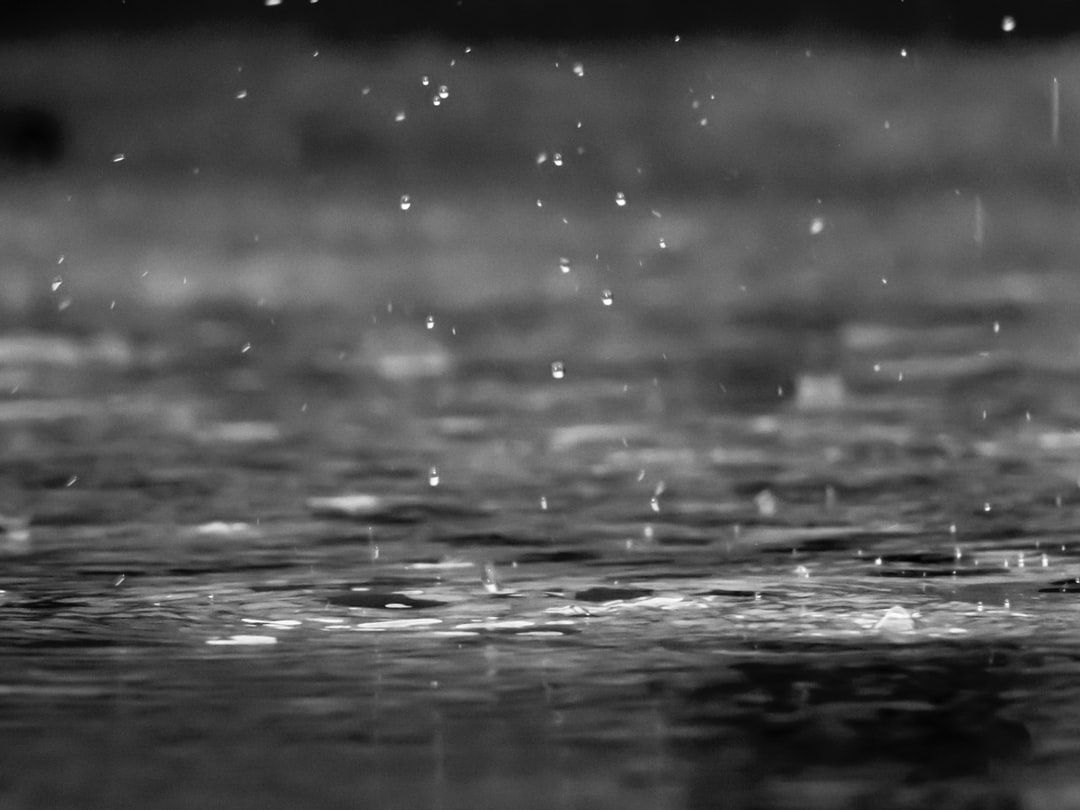 Gocce di pioggia su acqua, 1080x810 HD, Laptop