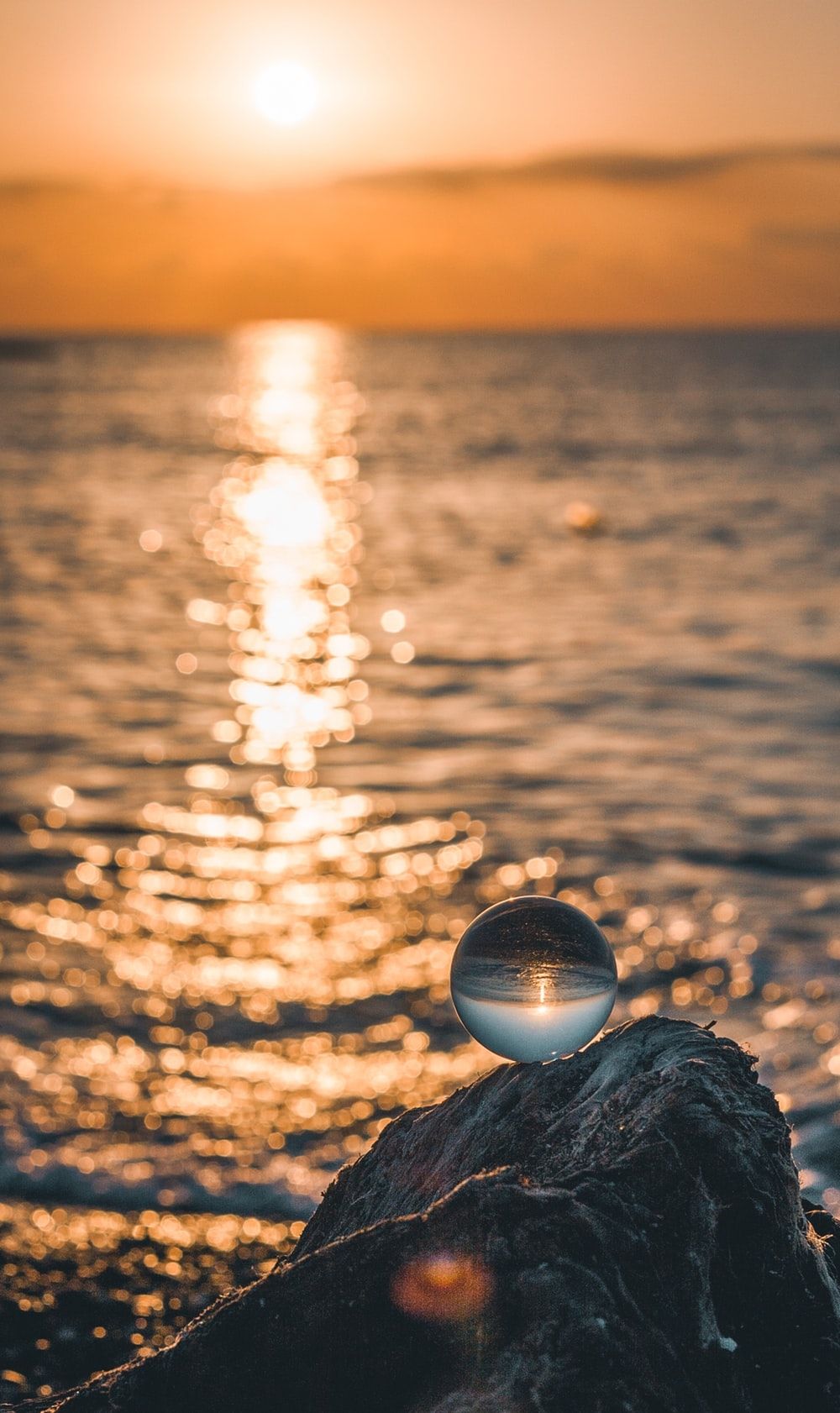 Sfera di vetro su roccia, mare, 1000x1682 Verticale, Mobile