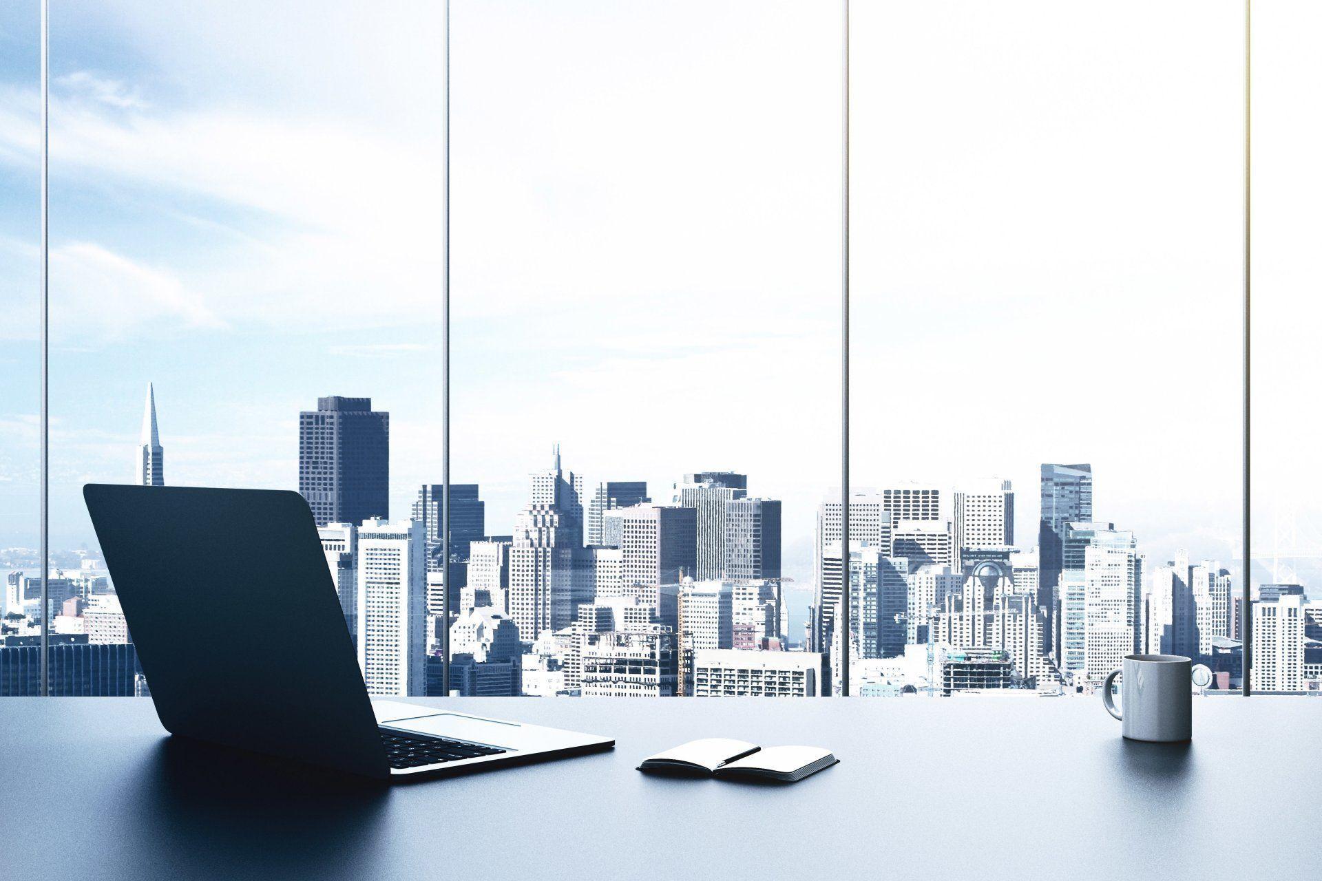 Ufficio con laptop e skyline città, 1920x1280 Full HD+ WUXGA, PC