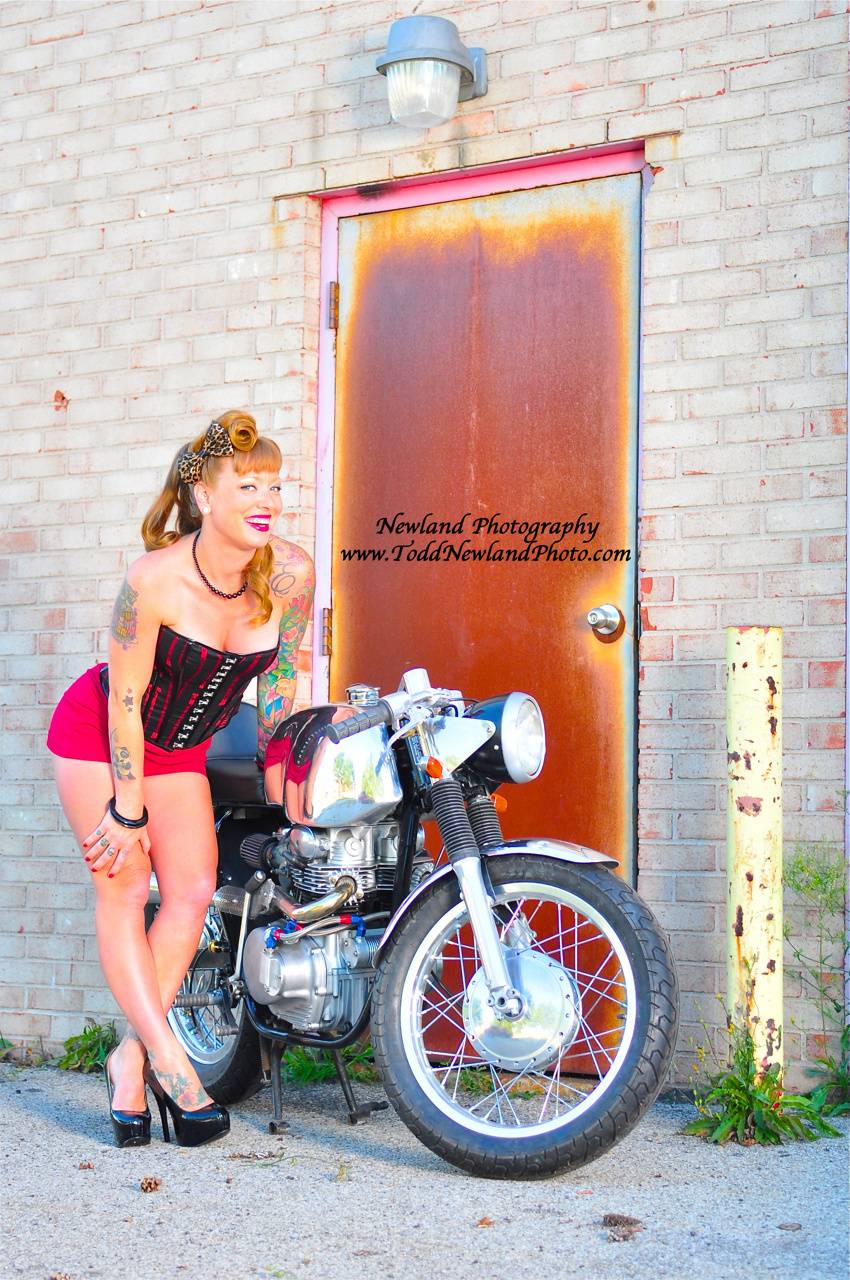Pin up con moto café racer, 850x1280 Verticale, Telefono