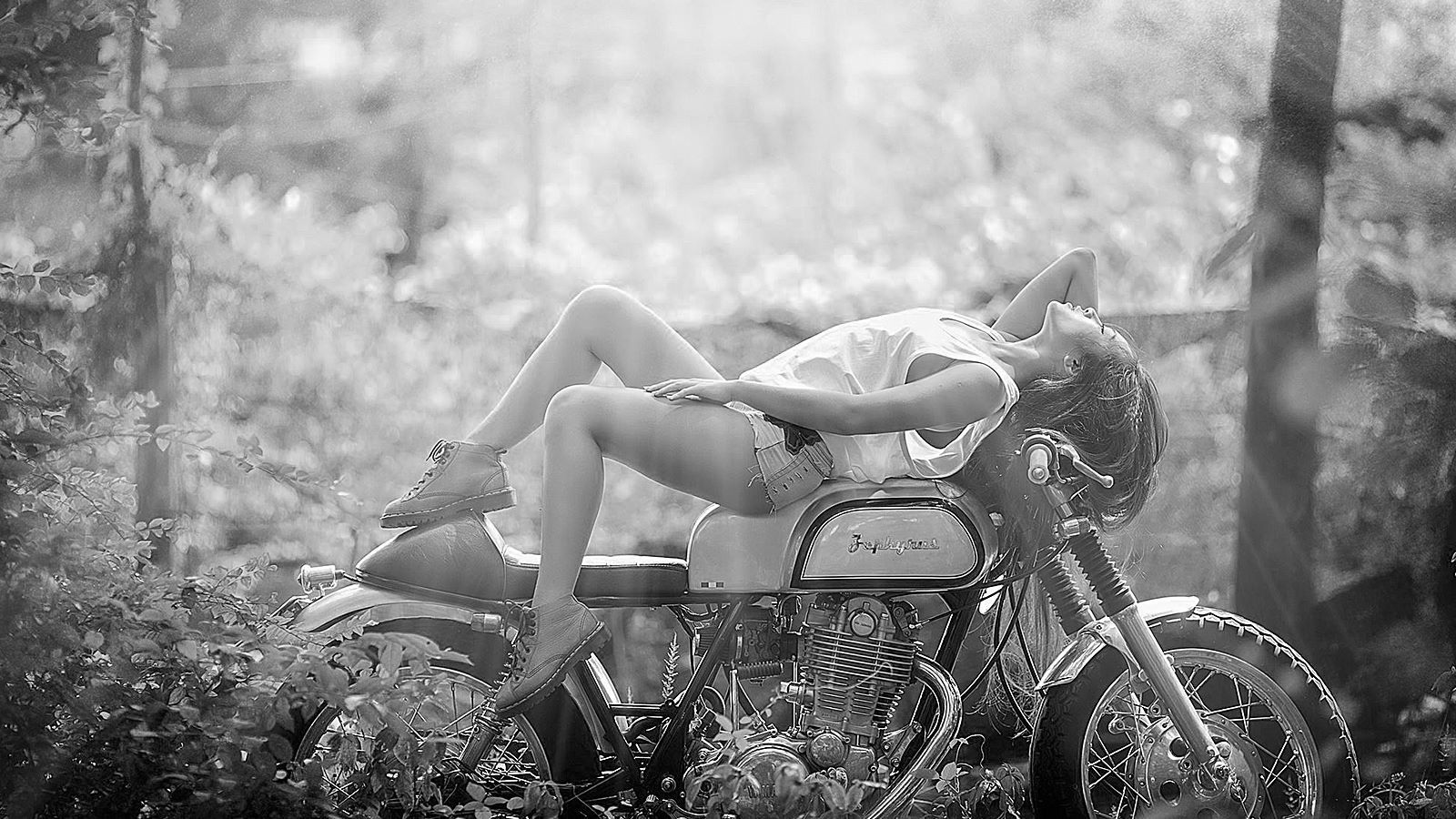 Donna sdraiata su moto, 1600x900 900p, Desktop