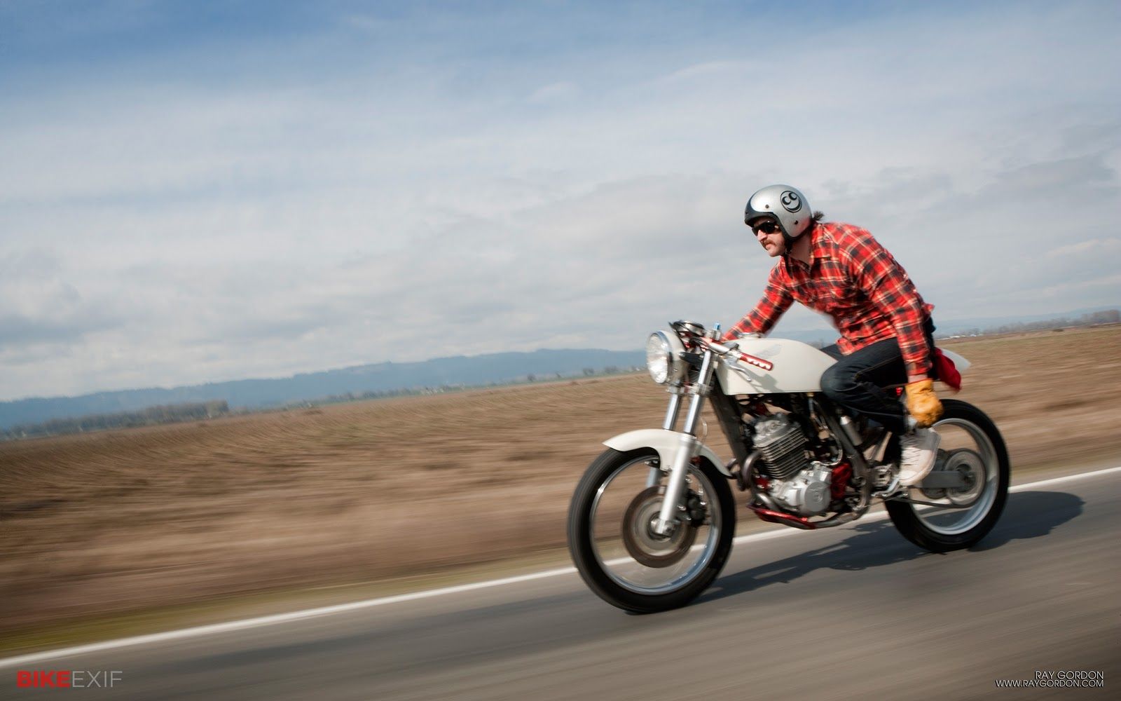 Motociclista café racer su strada, 1600x1000 HD Ready, Desktop