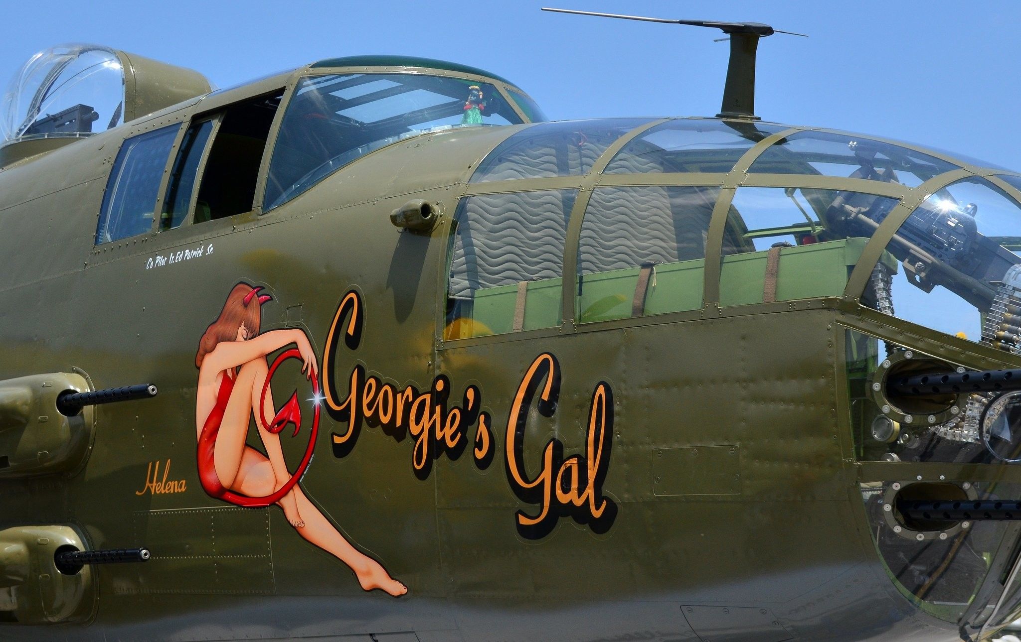 Aereo militare con nose art pin up, 2048x1289 alta risoluzione, PC Desktop