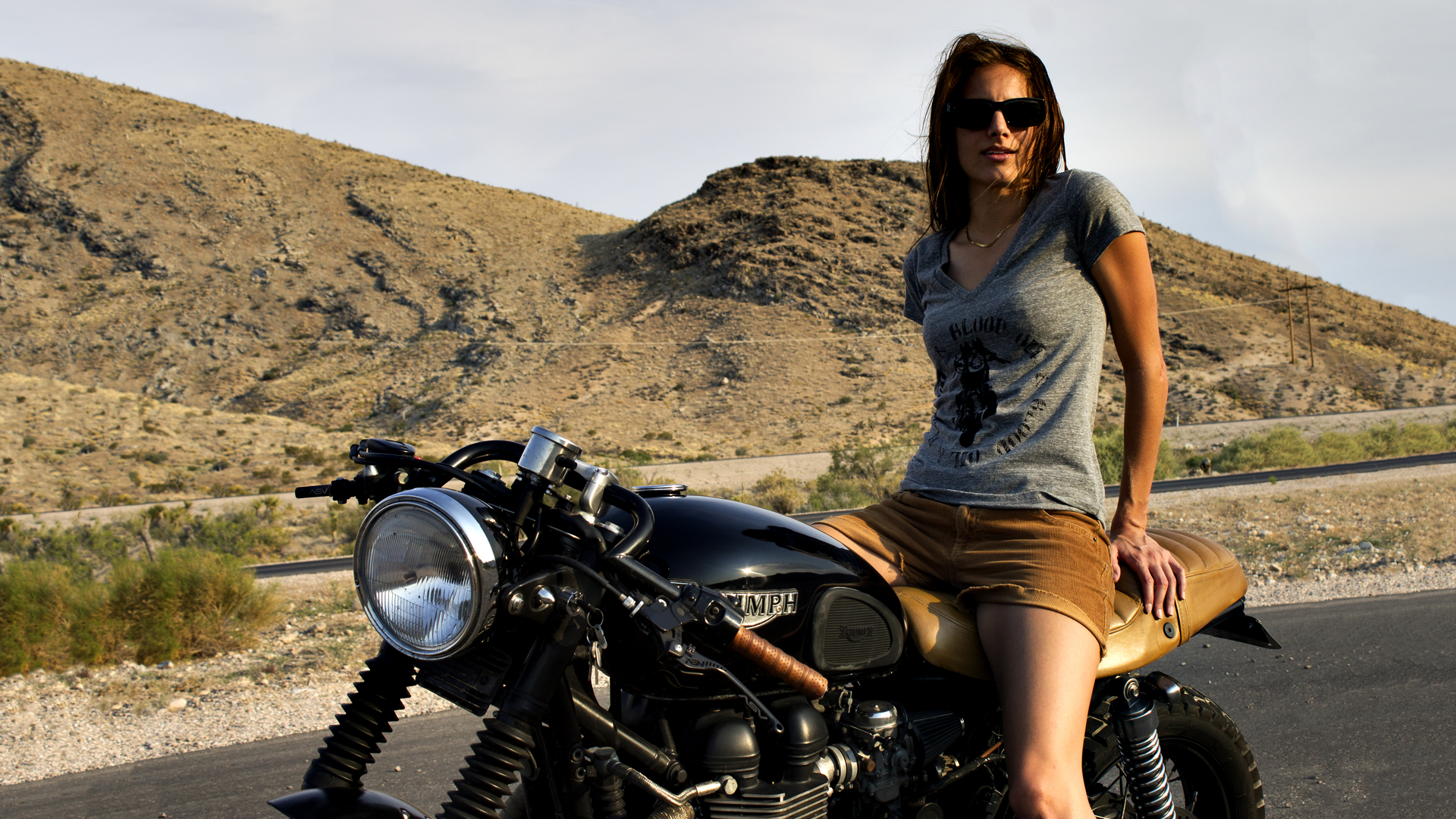 Donna seduta su moto café racer, 1920x1080 Full HD, Desktop
