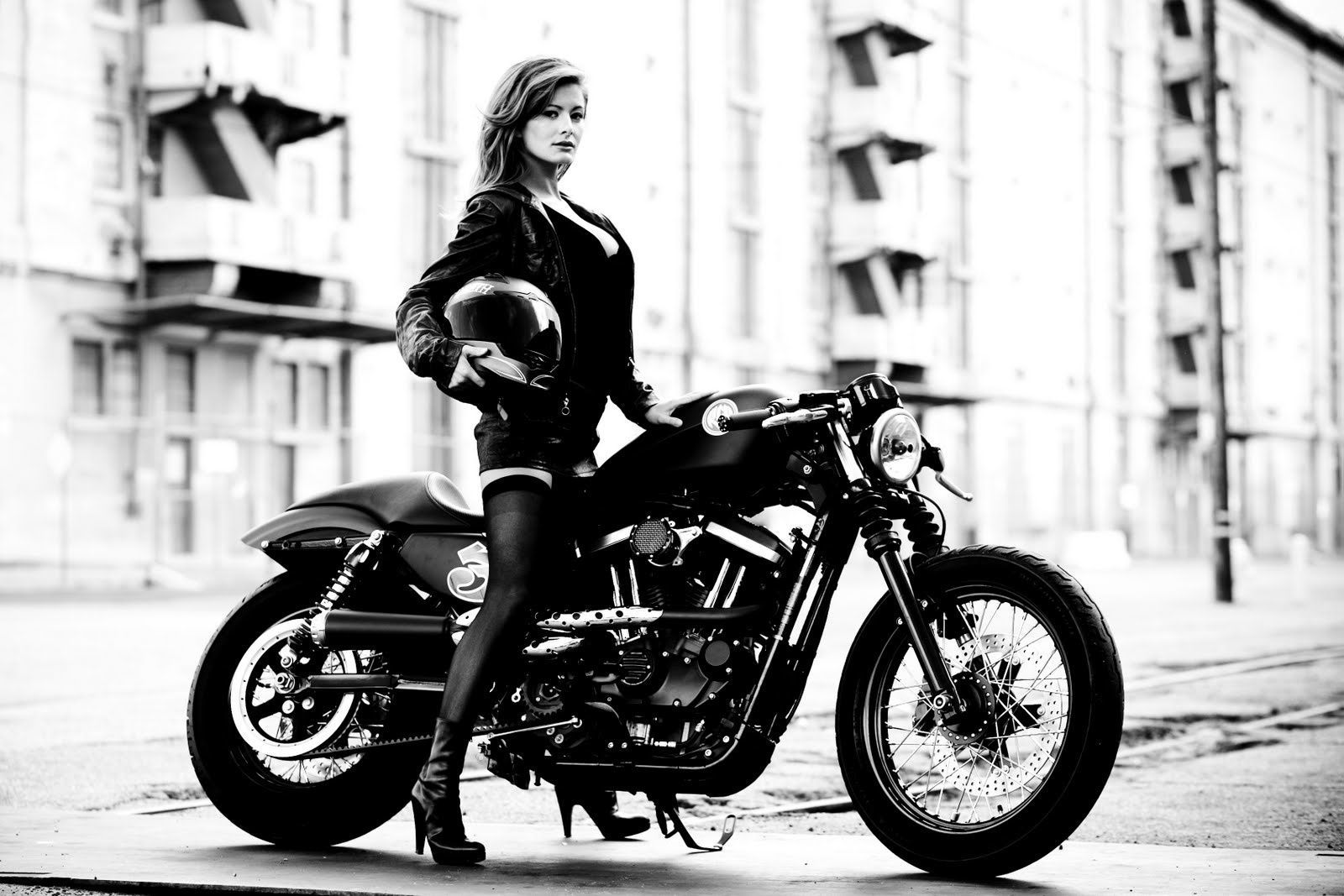 Pin up con moto Harley Davidson, 1600x1067 HD Ready, Laptop