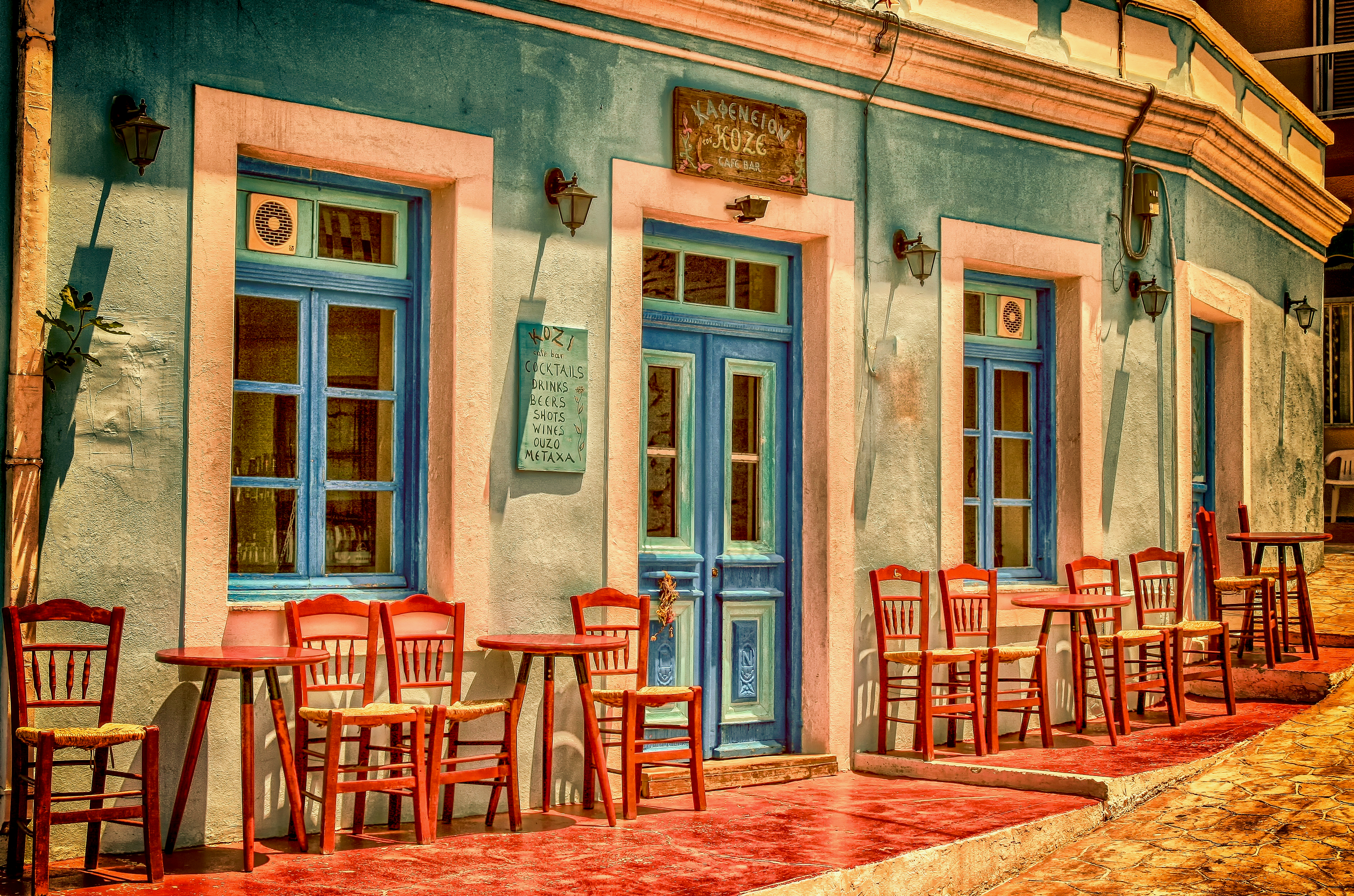 Caffè greco all'aperto, sedie rosse, 3776x2500 2K, PC