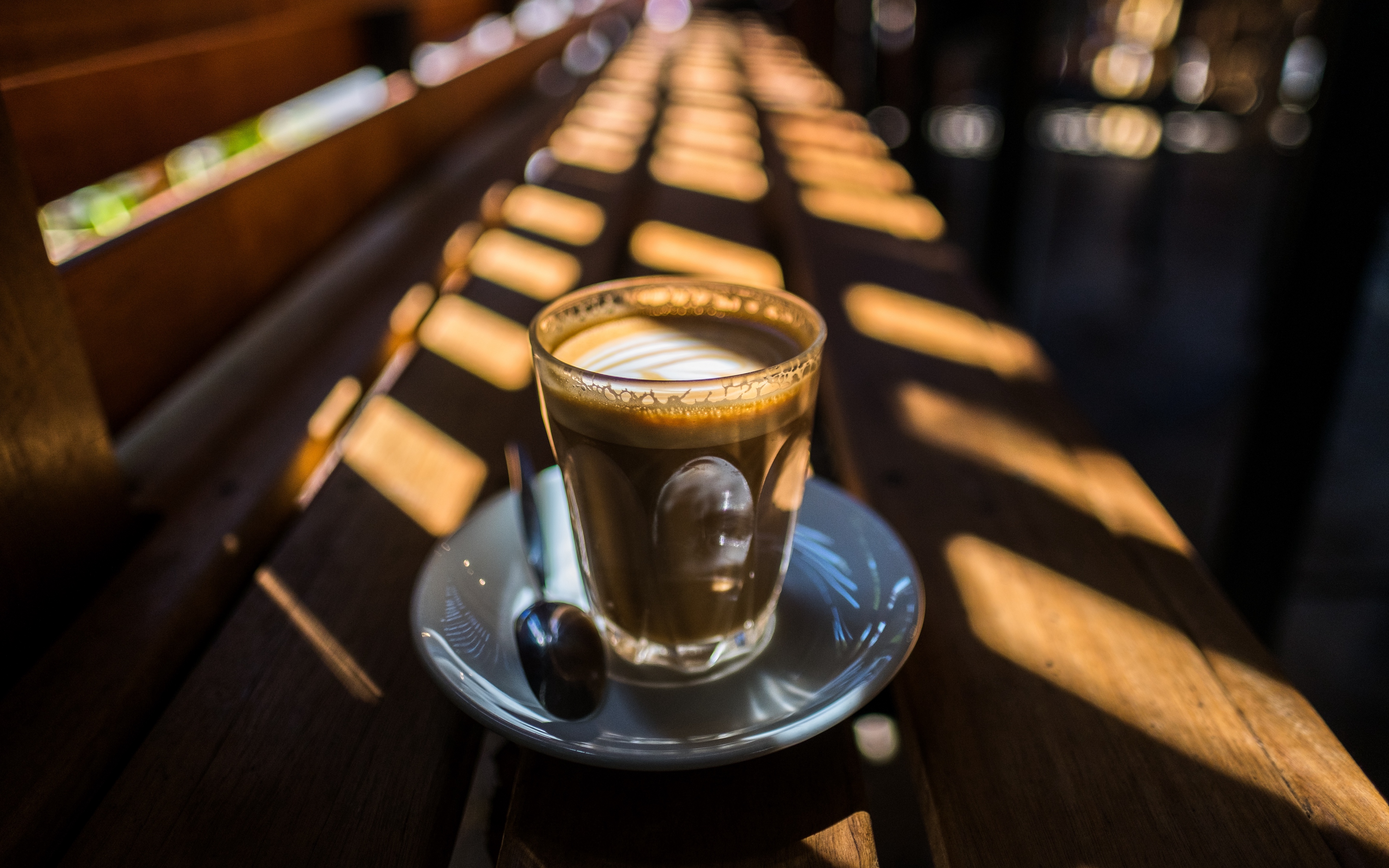 Bicchiere di caffè su bancone legno, 3840x2400 Ultra HD, Monitor 4K