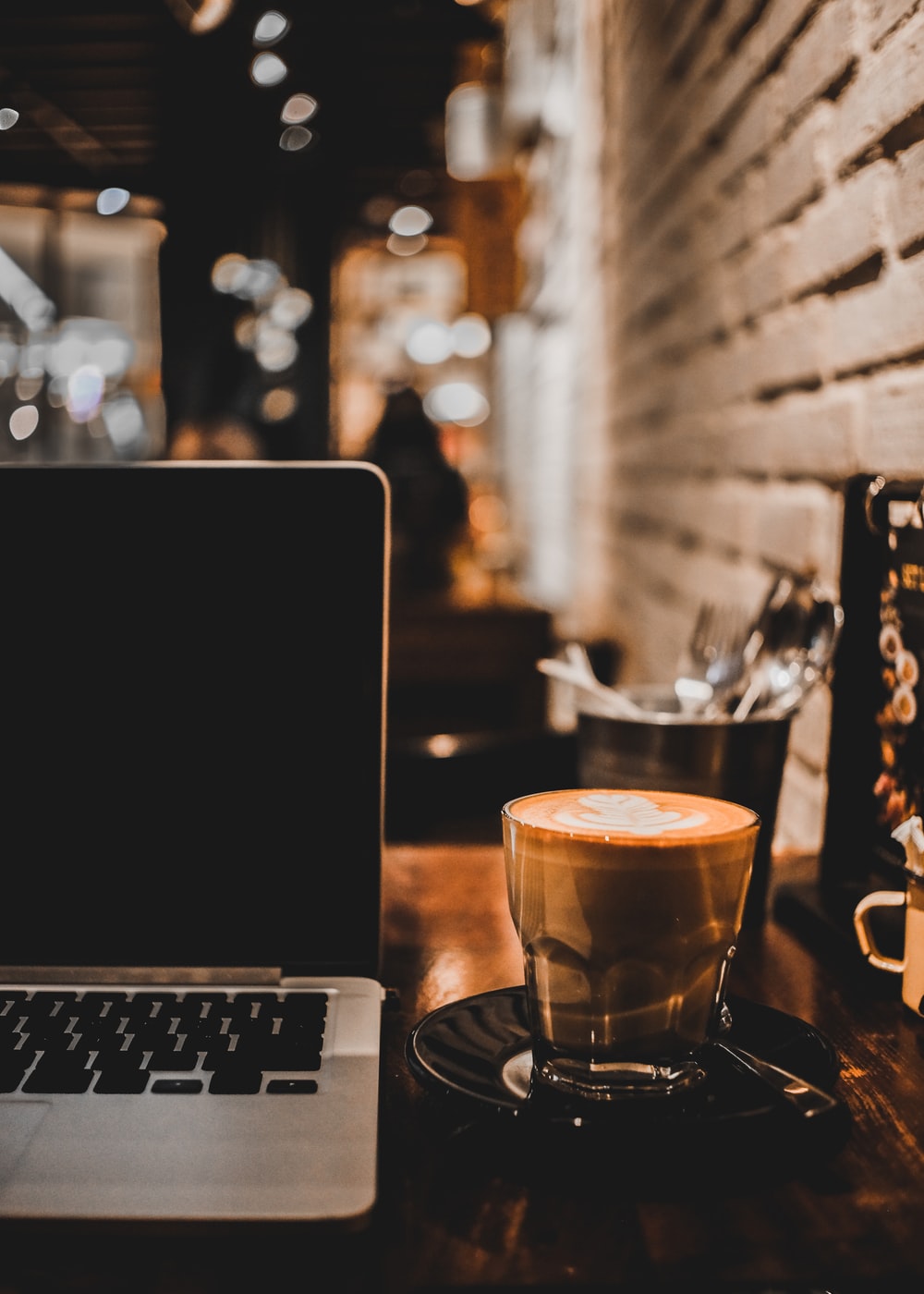 Laptop e caffè in caffetteria, 1000x1400 Verticale, Mobile