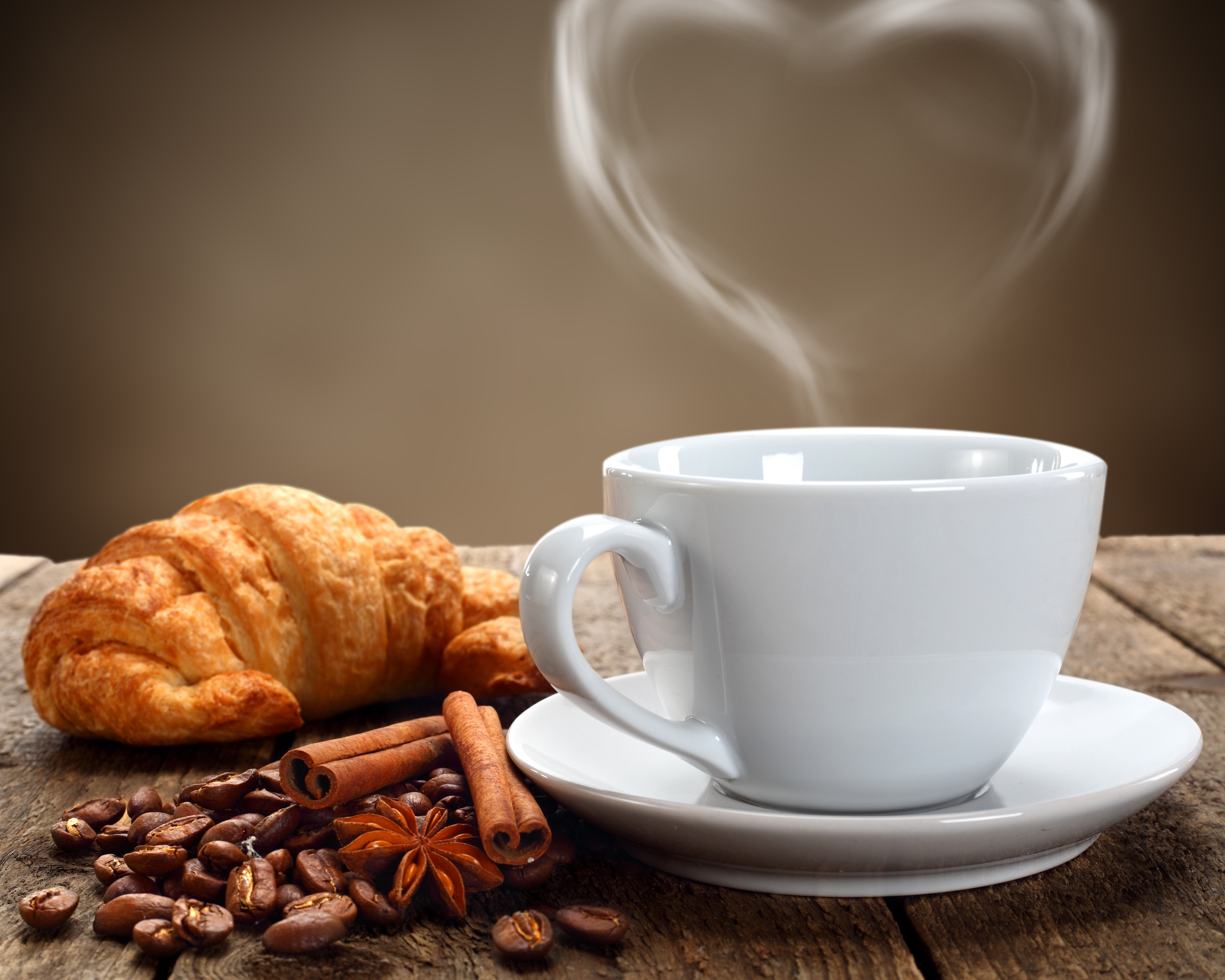 Tazza caffè con croissant e cuore, 5000x4000 4K Ultra HD, Smart TV 4K