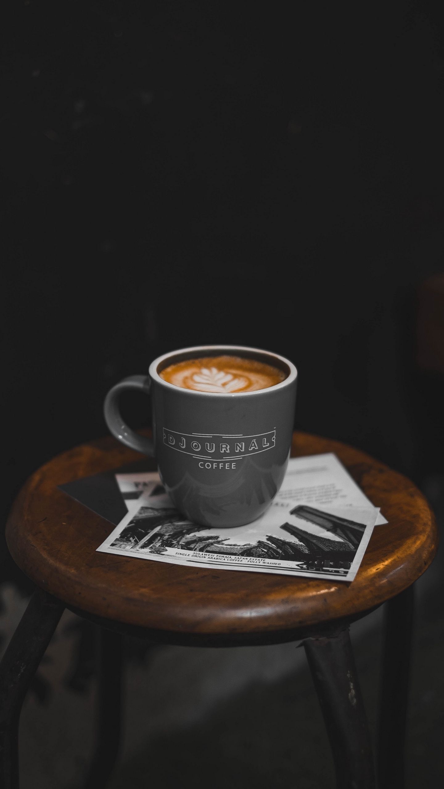 Tazza di caffè su sgabello, 1440x2560 Full HD Verticale, Galaxy Z