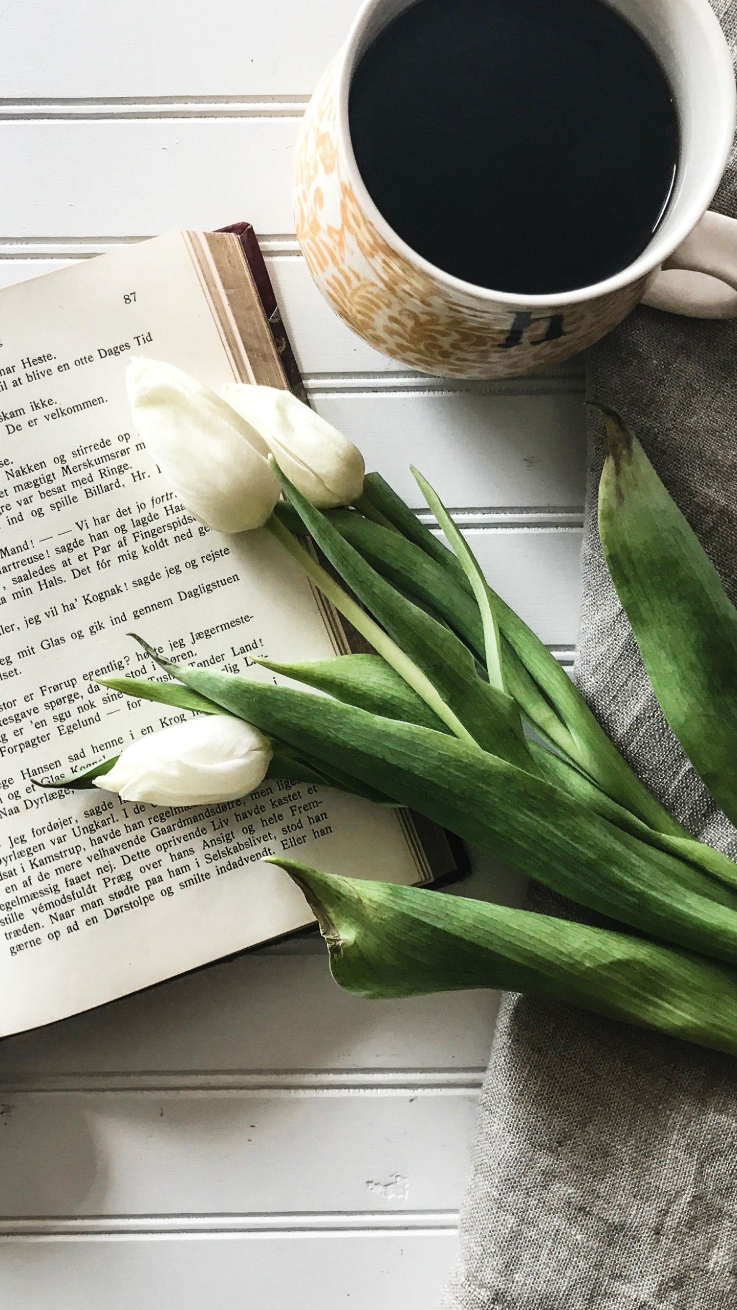 Tulipani bianchi, libro e caffè, 1440x2560 Full HD Verticale, Galaxy A