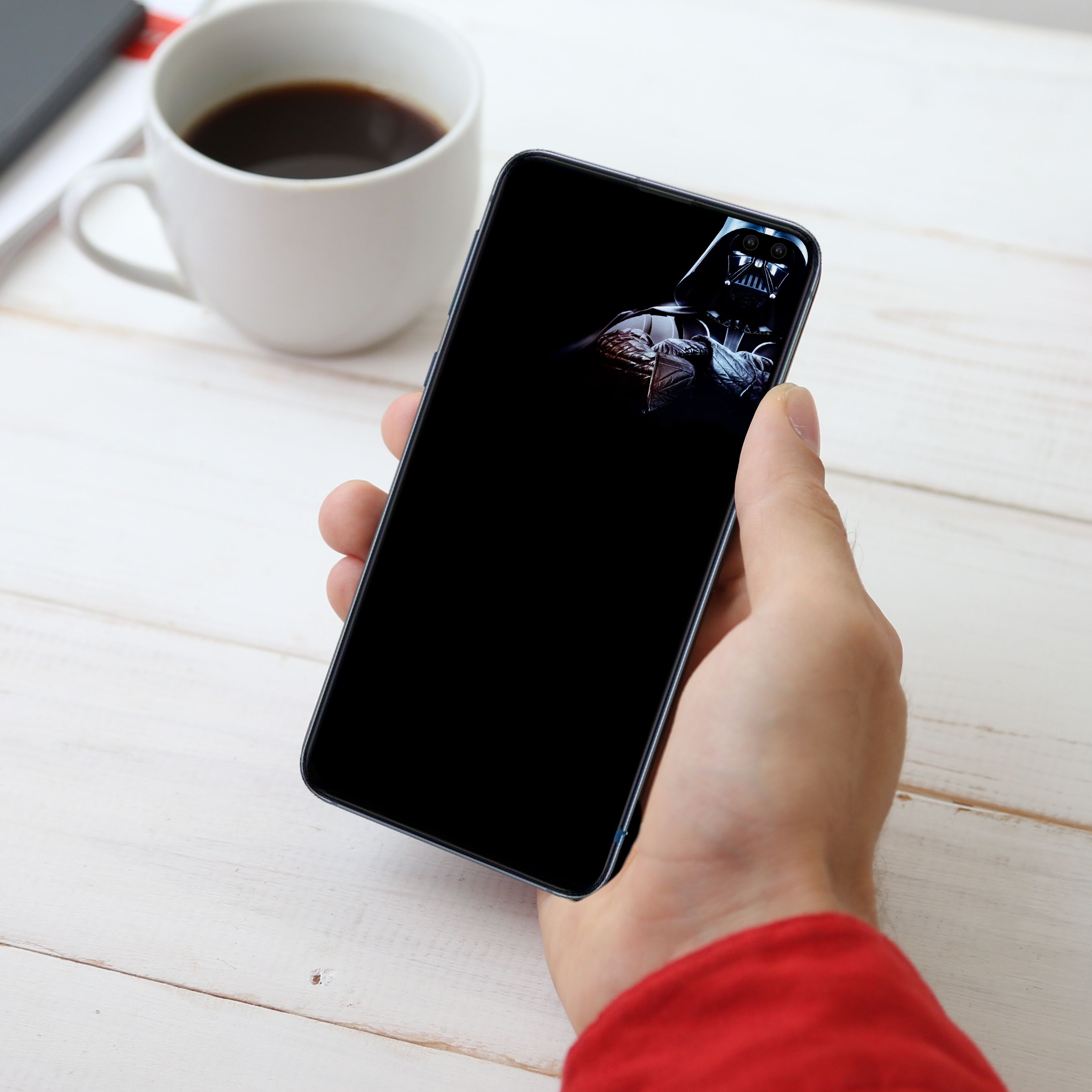 Mano con smartphone Darth Vader e caffè, 2736x2736 2K+, PC