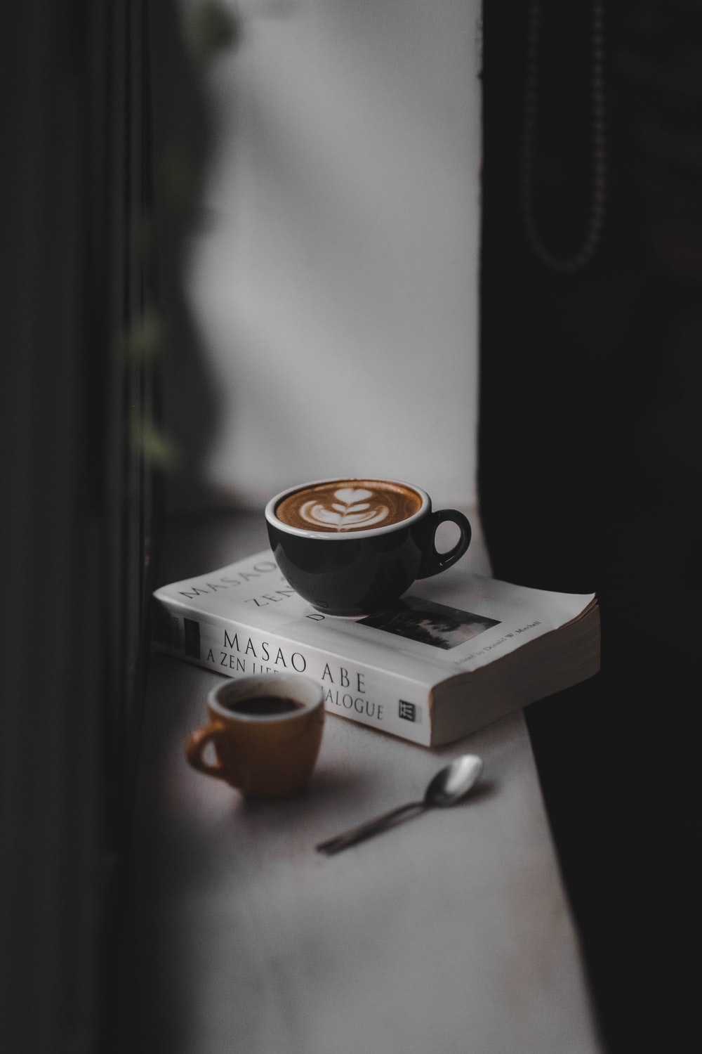 Tazza cappuccino su libro finestra, 1000x1500 Full HD Verticale, Smartphone