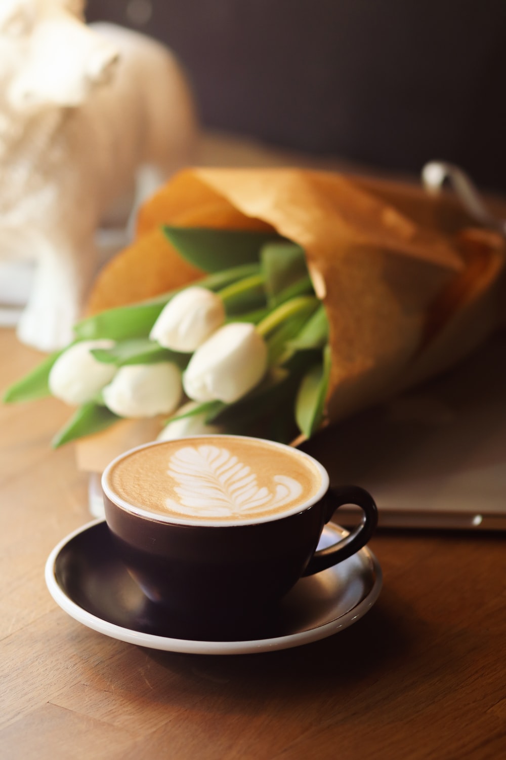 Tazzina caffè e tulipani bianchi, 1000x1500 Verticale, Mobile